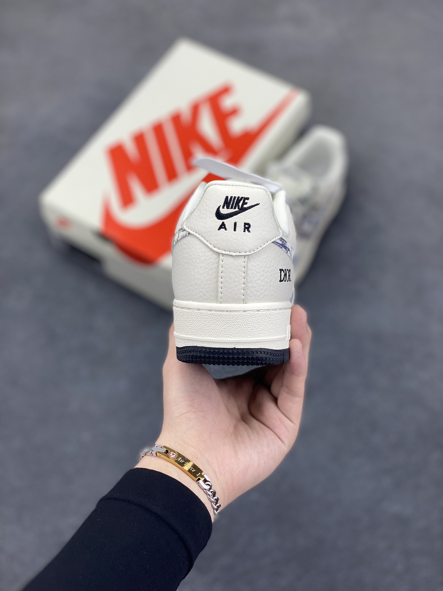 图片[4]-NIke Air Force 1 \’07 Low “迪奥联名——灰色插花”空军一号 低帮 运动鞋 休闲鞋 折边针车 工艺难度大 原楦头原纸板 原装鞋盒 定制五金配件 内置全掌气垫 原厂鞋底 货号：DF0188-064 尺码：36 36.5 37.5 38 38.5 39 40 40.5 41 42 42.5 43 44 44.5 45-选品中心