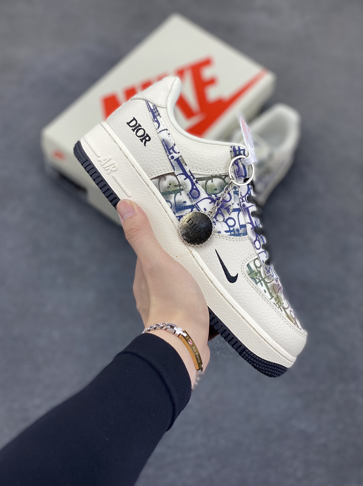 NIke Air Force 1 \'07 Low “迪奥联名——灰色插花”空军一号 低帮 运动鞋 休闲鞋 折边针车 工艺难度大 原楦头原纸板 原装鞋盒 定制五金配件 内置全掌气垫 原厂鞋底 货号：DF0188-064 尺码：36 36.5 37.5 38 38.5 39 40 40.5 41 42 42.5 43 44 44.5 45-选品中心