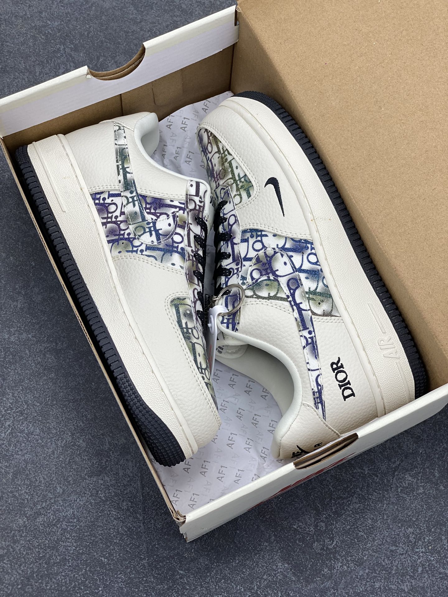 图片[9]-NIke Air Force 1 \’07 Low “迪奥联名——灰色插花”空军一号 低帮 运动鞋 休闲鞋 折边针车 工艺难度大 原楦头原纸板 原装鞋盒 定制五金配件 内置全掌气垫 原厂鞋底 货号：DF0188-064 尺码：36 36.5 37.5 38 38.5 39 40 40.5 41 42 42.5 43 44 44.5 45-选品中心