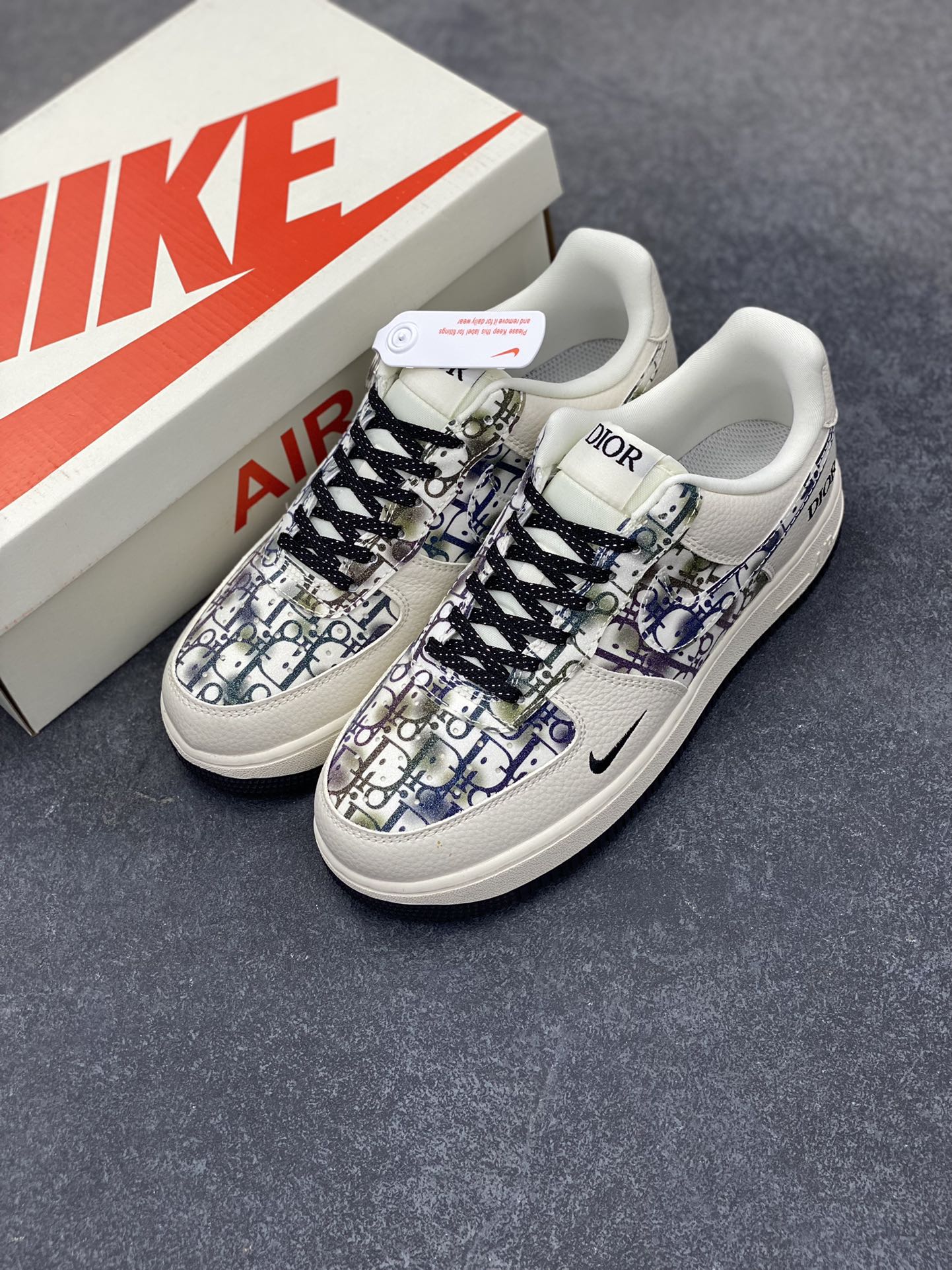 图片[8]-NIke Air Force 1 \’07 Low “迪奥联名——灰色插花”空军一号 低帮 运动鞋 休闲鞋 折边针车 工艺难度大 原楦头原纸板 原装鞋盒 定制五金配件 内置全掌气垫 原厂鞋底 货号：DF0188-064 尺码：36 36.5 37.5 38 38.5 39 40 40.5 41 42 42.5 43 44 44.5 45-选品中心