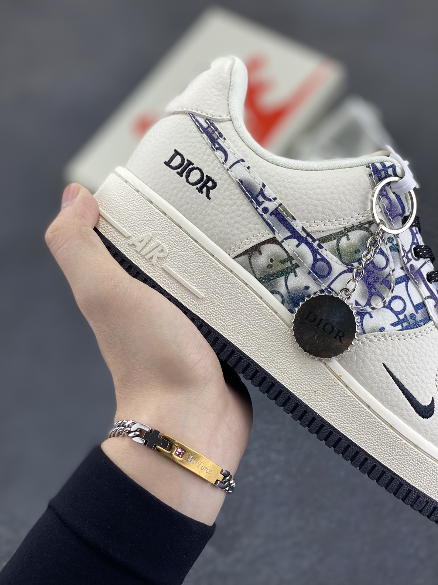 图片[6]-NIke Air Force 1 \’07 Low “迪奥联名——灰色插花”空军一号 低帮 运动鞋 休闲鞋 折边针车 工艺难度大 原楦头原纸板 原装鞋盒 定制五金配件 内置全掌气垫 原厂鞋底 货号：DF0188-064 尺码：36 36.5 37.5 38 38.5 39 40 40.5 41 42 42.5 43 44 44.5 45-选品中心