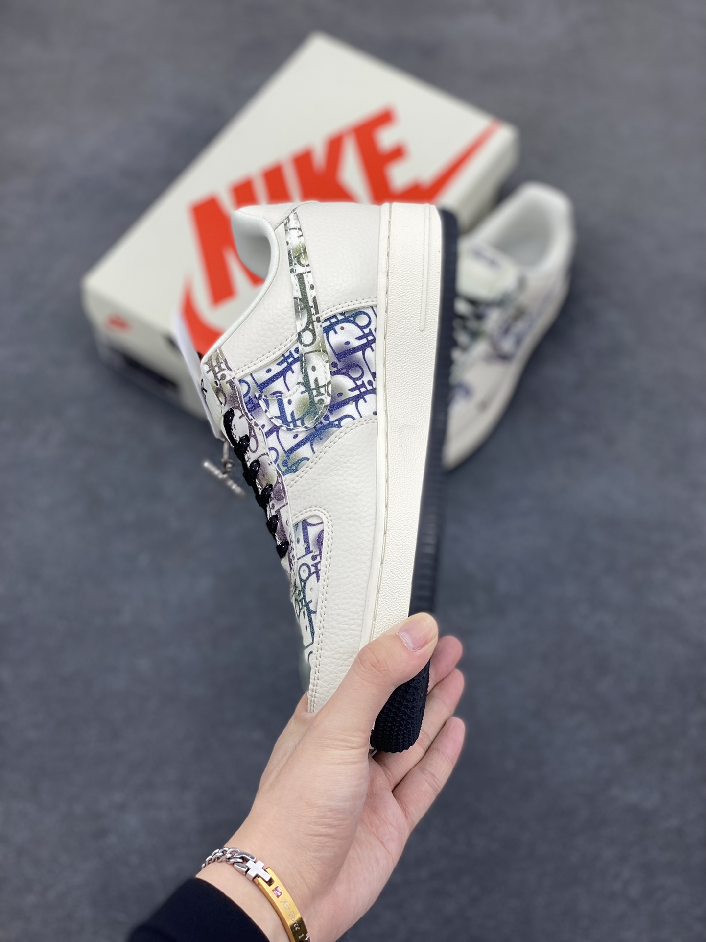 图片[3]-NIke Air Force 1 \’07 Low “迪奥联名——灰色插花”空军一号 低帮 运动鞋 休闲鞋 折边针车 工艺难度大 原楦头原纸板 原装鞋盒 定制五金配件 内置全掌气垫 原厂鞋底 货号：DF0188-064 尺码：36 36.5 37.5 38 38.5 39 40 40.5 41 42 42.5 43 44 44.5 45-选品中心