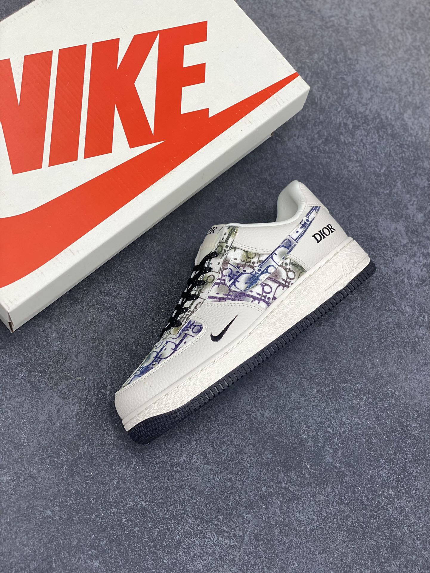 图片[7]-NIke Air Force 1 \’07 Low “迪奥联名——灰色插花”空军一号 低帮 运动鞋 休闲鞋 折边针车 工艺难度大 原楦头原纸板 原装鞋盒 定制五金配件 内置全掌气垫 原厂鞋底 货号：DF0188-064 尺码：36 36.5 37.5 38 38.5 39 40 40.5 41 42 42.5 43 44 44.5 45-选品中心