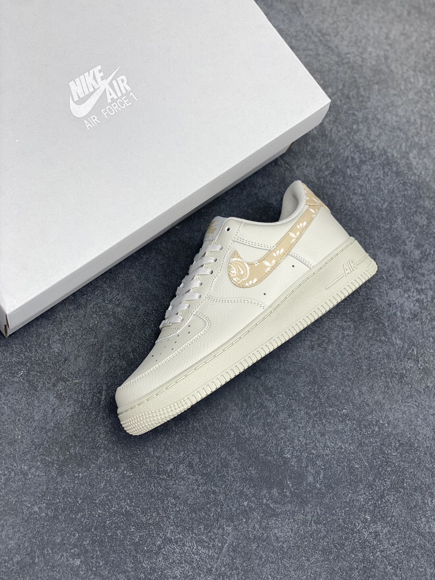 图片[7]-Nike Air Force 1 Low 驼色腰果勾 原楦头原纸板 打造纯正空军版型 专注外贸渠道 全掌内置蜂窝气垫 原盒配件 原厂中底钢印、拉帮完美 货号：IH2051-072 尺码：35.5 36 36.5 37.5 38 38.5 39 40 40.5 41 42 42.5 43 44 44.5 45-选品中心