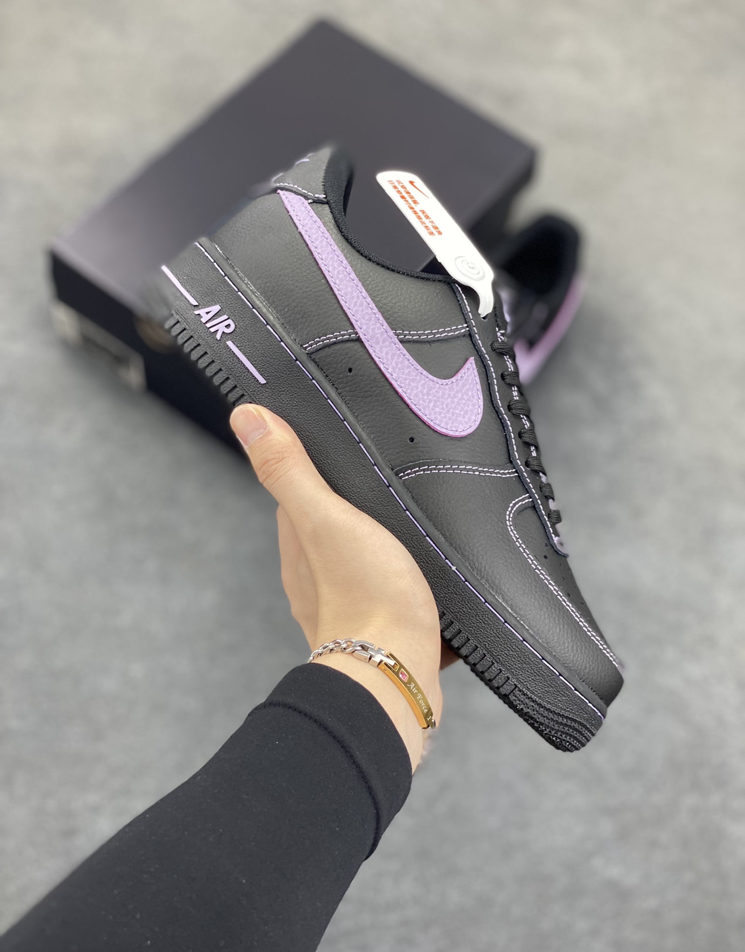 Nike Air Force 1 Low 黑紫 原楦头原纸板 打造纯正空军版型 专注外贸渠道 全掌内置蜂窝气垫 原盒配件 原厂中底钢印、拉帮完美 货号：HQ2037-001 尺码：36 36.5 37.5 38 38.5 39 40 40.5 41 42 42.5 43 44 44.5 45-选品中心