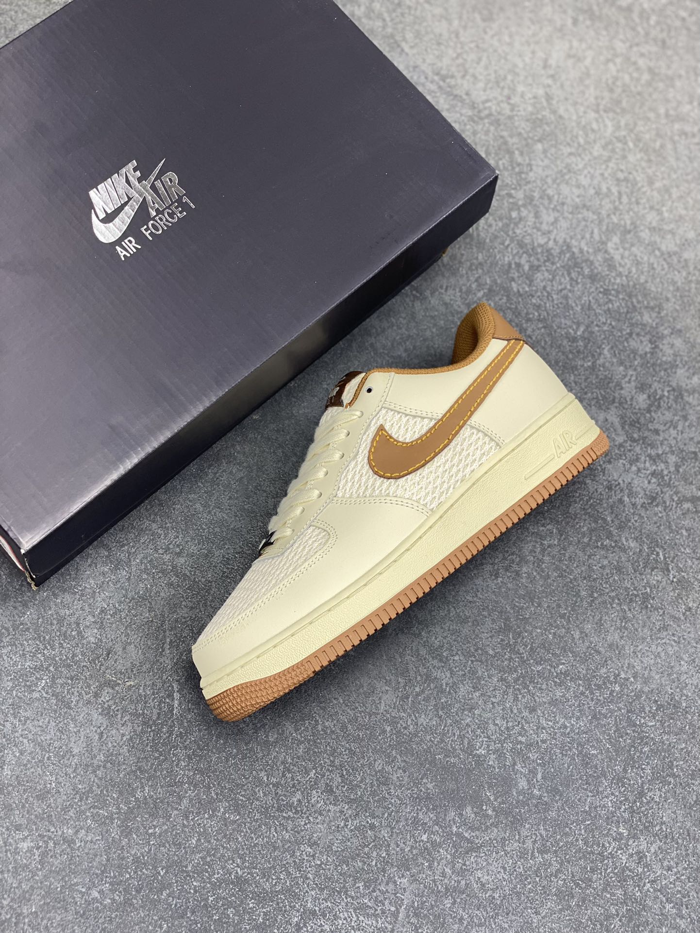 图片[7]-Air Force 1 \’07 Low 网布拼接米棕 原楦头原纸板 打造纯正空军版型 #专注外贸渠道 全掌内置蜂窝气垫 #原盒配件 原厂中底钢印、拉帮完美 货号：IB7719-113 尺码：36 36.5 37.5 38 38.5 39 40 40.5 41 42 42.5 43 44 44.5 45-选品中心