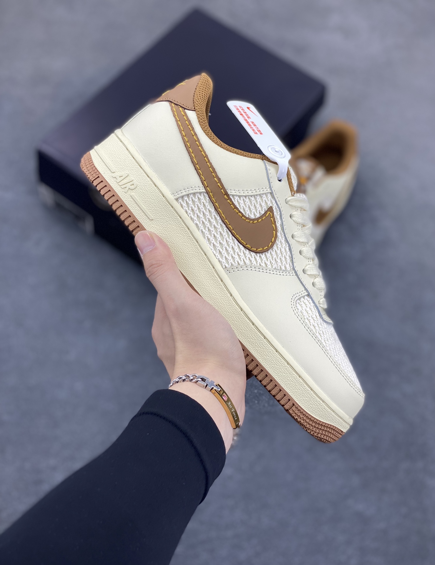 Air Force 1 \'07 Low 网布拼接米棕 原楦头原纸板 打造纯正空军版型 #专注外贸渠道 全掌内置蜂窝气垫 #原盒配件 原厂中底钢印、拉帮完美 货号：IB7719-113 尺码：36 36.5 37.5 38 38.5 39 40 40.5 41 42 42.5 43 44 44.5 45-选品中心