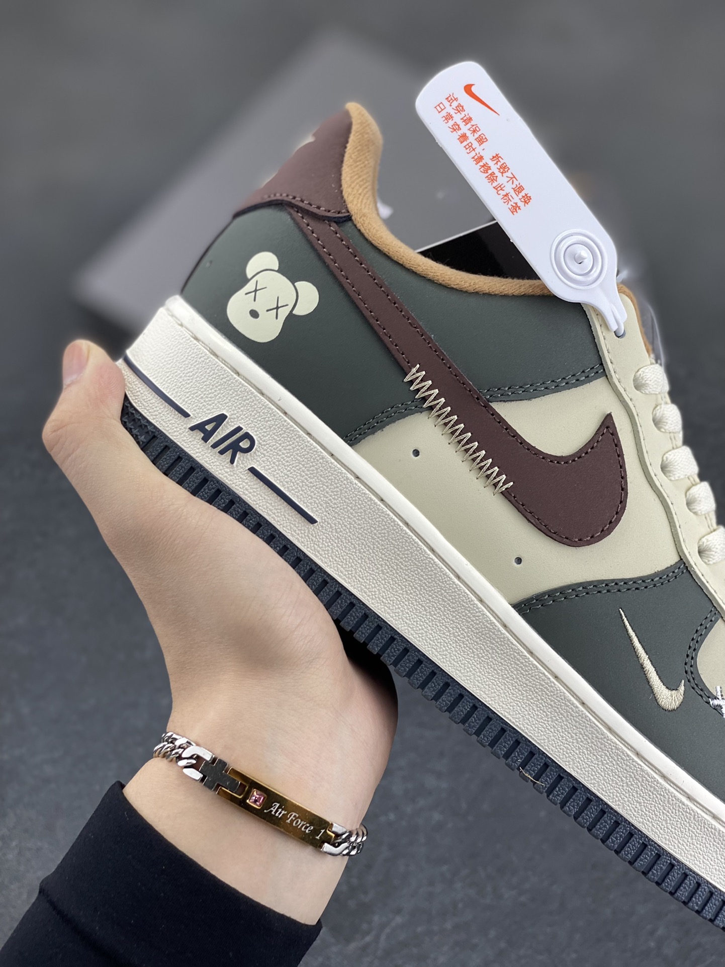 图片[6]-高端定制Nike Air Force 1 \’07 Low 暴力熊联名— 米白深棕绿 高端定制 低帮休闲板鞋 定制鞋盒 大厂纯原品质出货 超高清洁度 皮料切割干净无任何毛边 细节完美 货号：AM1588-001 尺码：36 36.5 37.5 38 38.5 39 40 40.5 41 42 42.5 43 44 44.5 45-选品中心