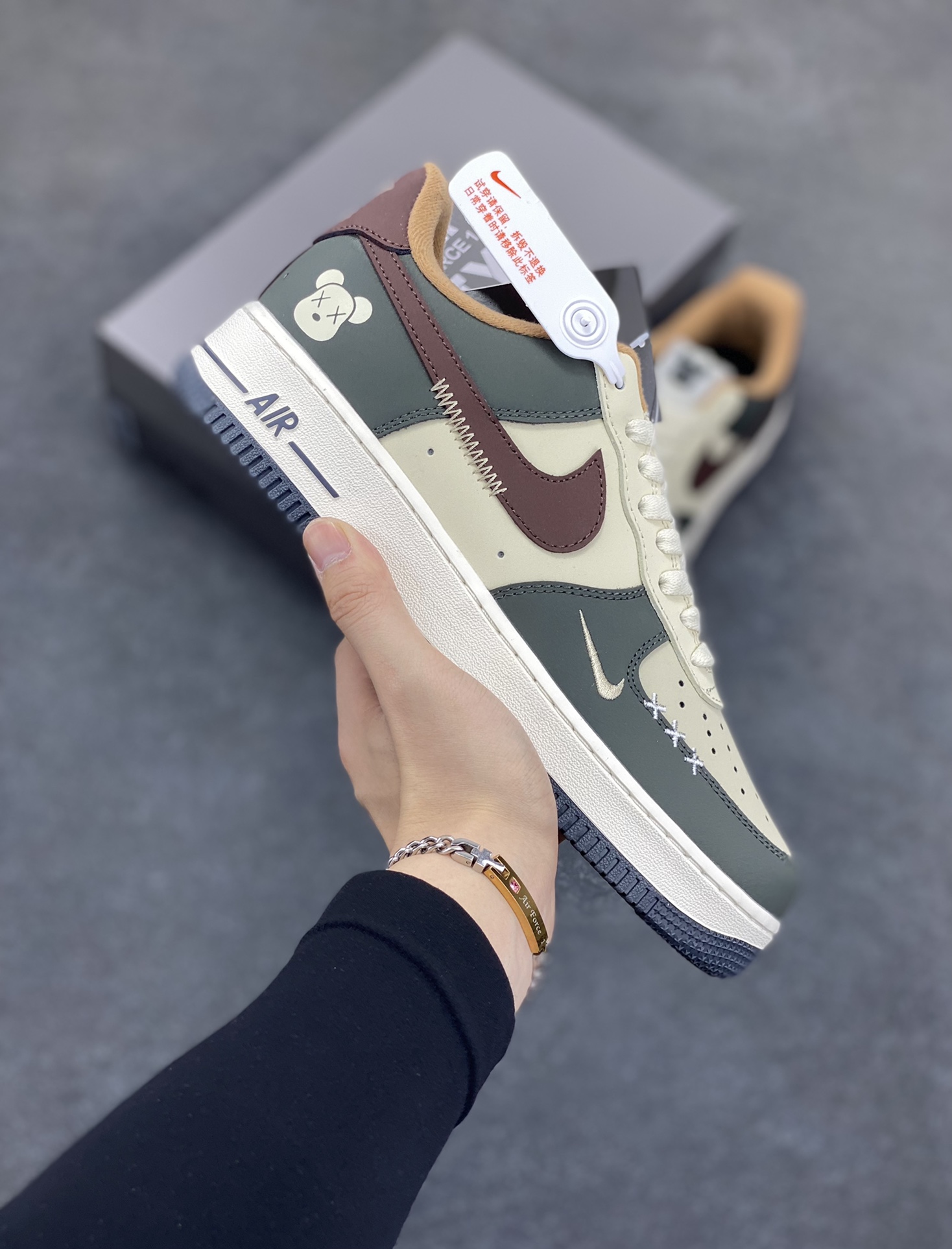 高端定制Nike Air Force 1 \’07 Low 暴力熊联名— 米白深棕绿 高端定制 低帮休闲板鞋 定制鞋盒 大厂纯原品质出货 超高清洁度 皮料切割干净无任何毛边 细节完美 货号：AM1588-001 尺码：36 36.5 37.5 38 38.5 39 40 40.5 41 42 42.5 43 44 44.5 45-选品中心