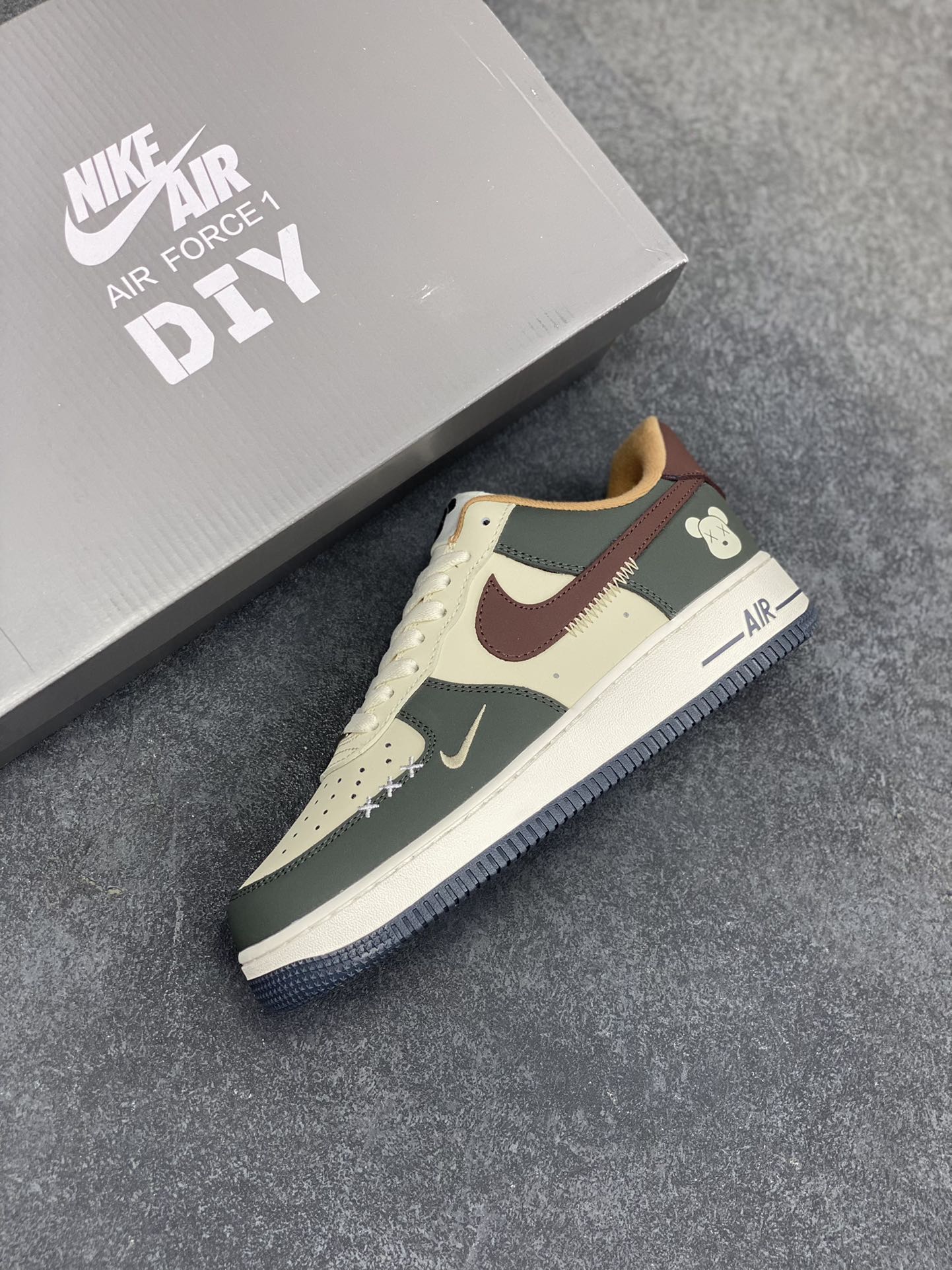 图片[7]-高端定制Nike Air Force 1 \’07 Low 暴力熊联名— 米白深棕绿 高端定制 低帮休闲板鞋 定制鞋盒 大厂纯原品质出货 超高清洁度 皮料切割干净无任何毛边 细节完美 货号：AM1588-001 尺码：36 36.5 37.5 38 38.5 39 40 40.5 41 42 42.5 43 44 44.5 45-选品中心