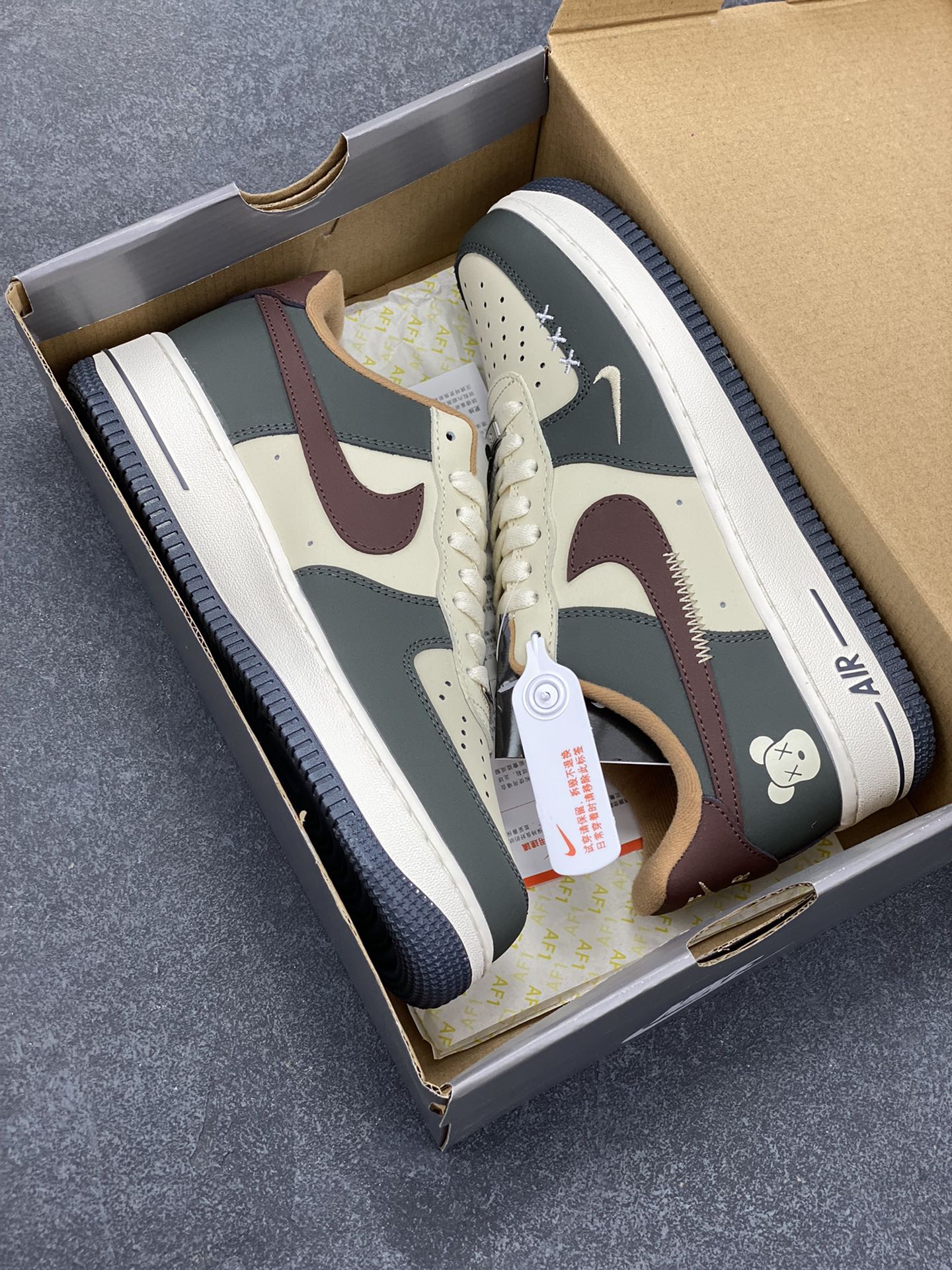 图片[9]-高端定制Nike Air Force 1 \’07 Low 暴力熊联名— 米白深棕绿 高端定制 低帮休闲板鞋 定制鞋盒 大厂纯原品质出货 超高清洁度 皮料切割干净无任何毛边 细节完美 货号：AM1588-001 尺码：36 36.5 37.5 38 38.5 39 40 40.5 41 42 42.5 43 44 44.5 45-选品中心