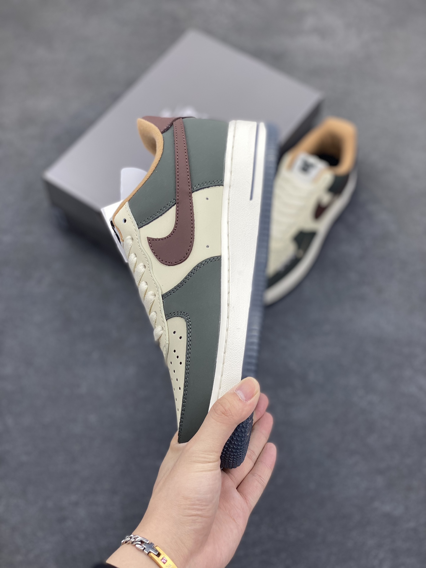 图片[3]-高端定制Nike Air Force 1 \’07 Low 暴力熊联名— 米白深棕绿 高端定制 低帮休闲板鞋 定制鞋盒 大厂纯原品质出货 超高清洁度 皮料切割干净无任何毛边 细节完美 货号：AM1588-001 尺码：36 36.5 37.5 38 38.5 39 40 40.5 41 42 42.5 43 44 44.5 45-选品中心