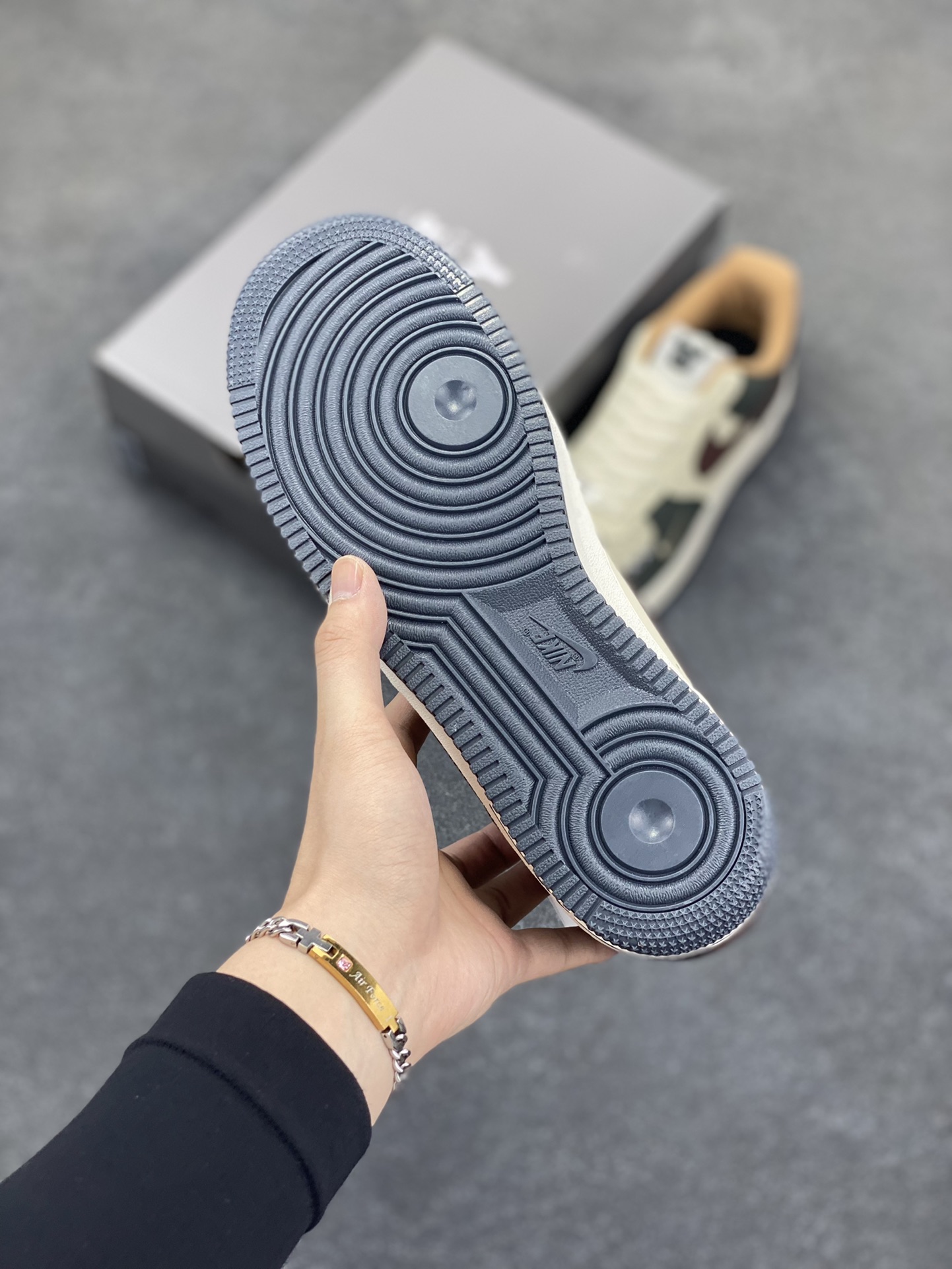 图片[5]-高端定制Nike Air Force 1 \’07 Low 暴力熊联名— 米白深棕绿 高端定制 低帮休闲板鞋 定制鞋盒 大厂纯原品质出货 超高清洁度 皮料切割干净无任何毛边 细节完美 货号：AM1588-001 尺码：36 36.5 37.5 38 38.5 39 40 40.5 41 42 42.5 43 44 44.5 45-选品中心