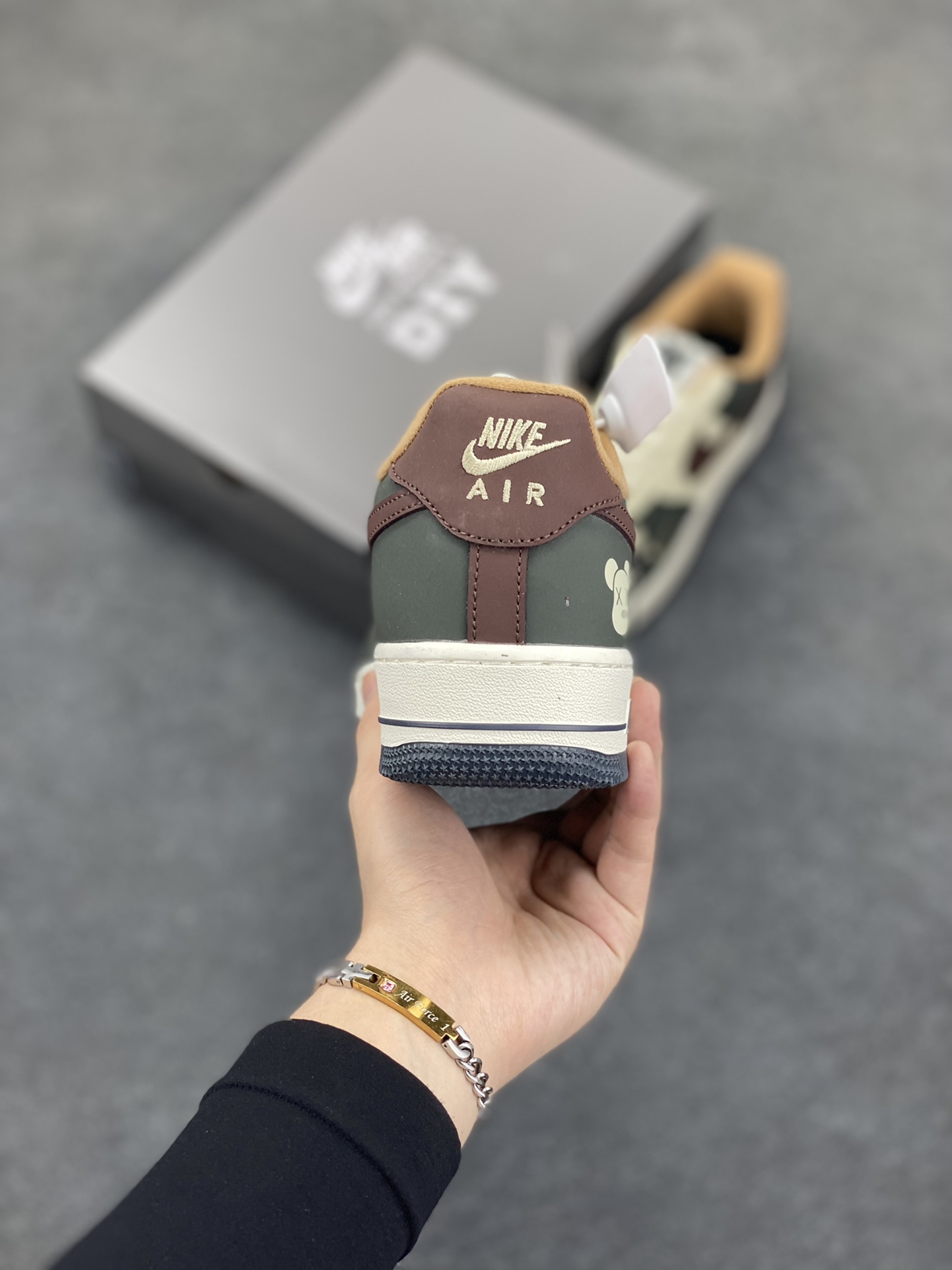 图片[4]-高端定制Nike Air Force 1 \’07 Low 暴力熊联名— 米白深棕绿 高端定制 低帮休闲板鞋 定制鞋盒 大厂纯原品质出货 超高清洁度 皮料切割干净无任何毛边 细节完美 货号：AM1588-001 尺码：36 36.5 37.5 38 38.5 39 40 40.5 41 42 42.5 43 44 44.5 45-选品中心