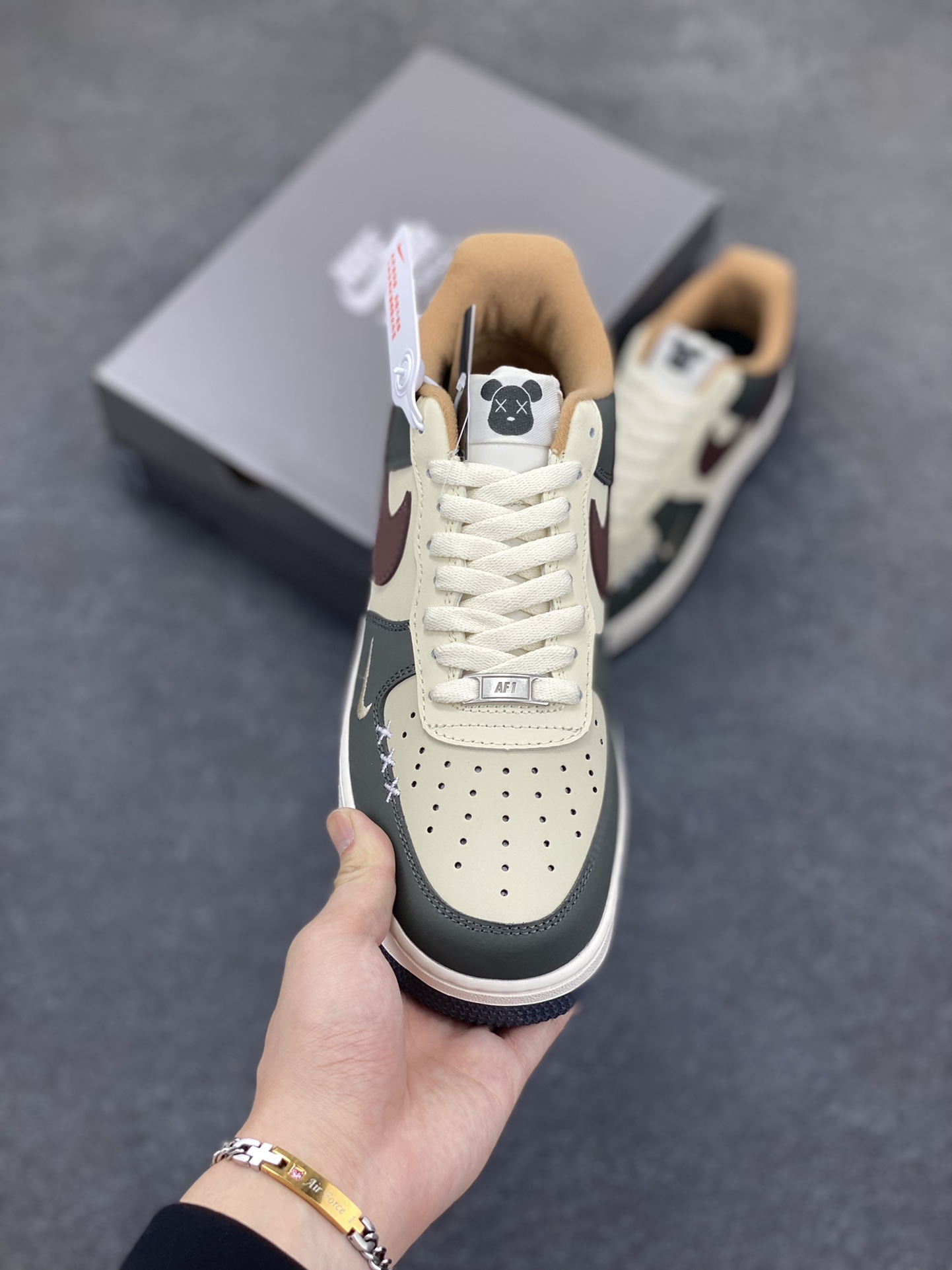 图片[2]-高端定制Nike Air Force 1 \’07 Low 暴力熊联名— 米白深棕绿 高端定制 低帮休闲板鞋 定制鞋盒 大厂纯原品质出货 超高清洁度 皮料切割干净无任何毛边 细节完美 货号：AM1588-001 尺码：36 36.5 37.5 38 38.5 39 40 40.5 41 42 42.5 43 44 44.5 45-选品中心