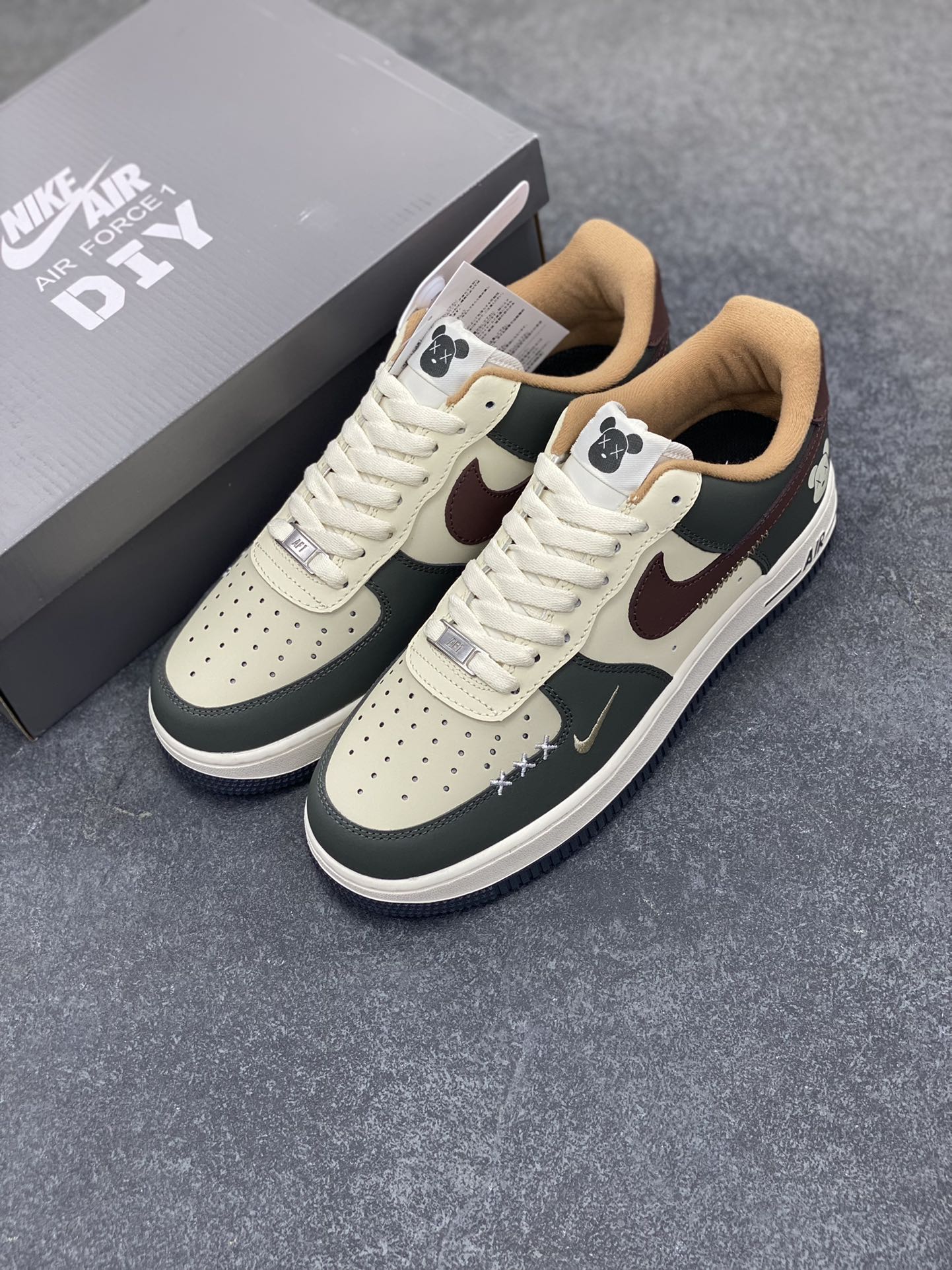 图片[8]-高端定制Nike Air Force 1 \’07 Low 暴力熊联名— 米白深棕绿 高端定制 低帮休闲板鞋 定制鞋盒 大厂纯原品质出货 超高清洁度 皮料切割干净无任何毛边 细节完美 货号：AM1588-001 尺码：36 36.5 37.5 38 38.5 39 40 40.5 41 42 42.5 43 44 44.5 45-选品中心