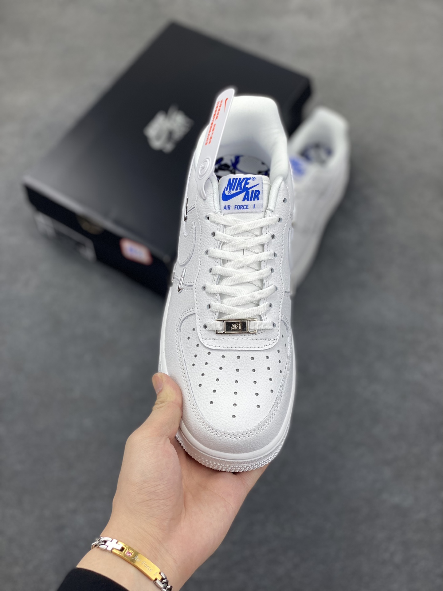 图片[2]-福利特价 Nike Air Force 1 Low 联名小银勾 空军一号低帮运动休闲板鞋 官方同步 原装级别 原楦头原纸板 打造纯正空军版型#专注外贸渠道 全掌内置蜂窝气垫 #原盒配件 原厂中底钢印、拉帮完美 货号：CT1990-100 尺码：36 36.5 37.5 38 38.5 39 40 40.5 41 42 42.5 43 44 44.5 45-选品中心