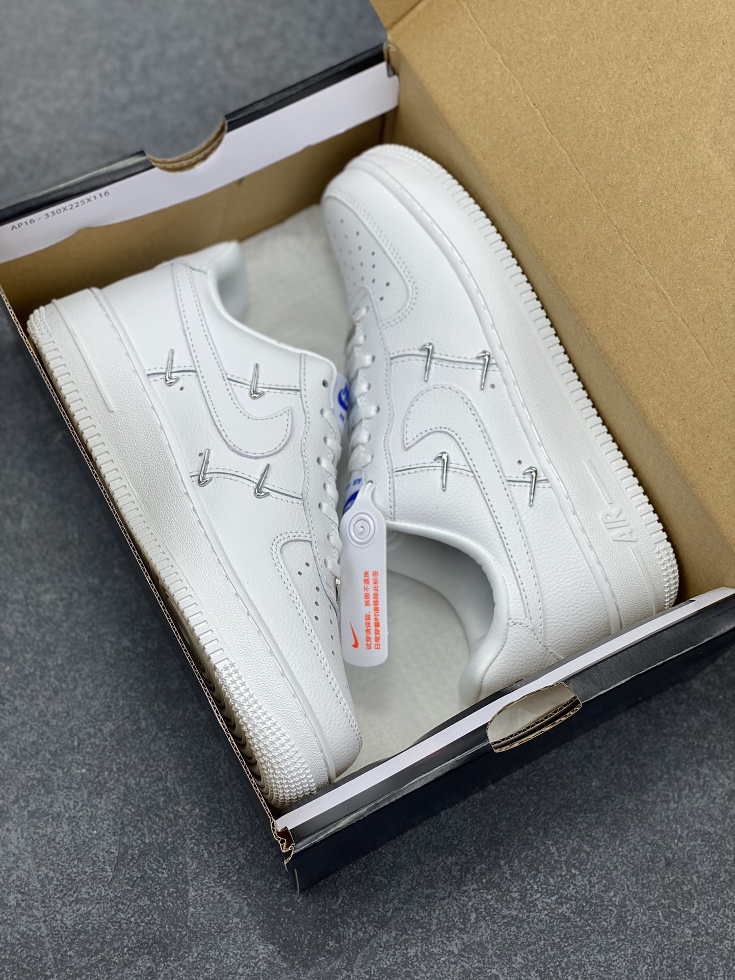图片[9]-福利特价 Nike Air Force 1 Low 联名小银勾 空军一号低帮运动休闲板鞋 官方同步 原装级别 原楦头原纸板 打造纯正空军版型#专注外贸渠道 全掌内置蜂窝气垫 #原盒配件 原厂中底钢印、拉帮完美 货号：CT1990-100 尺码：36 36.5 37.5 38 38.5 39 40 40.5 41 42 42.5 43 44 44.5 45-选品中心