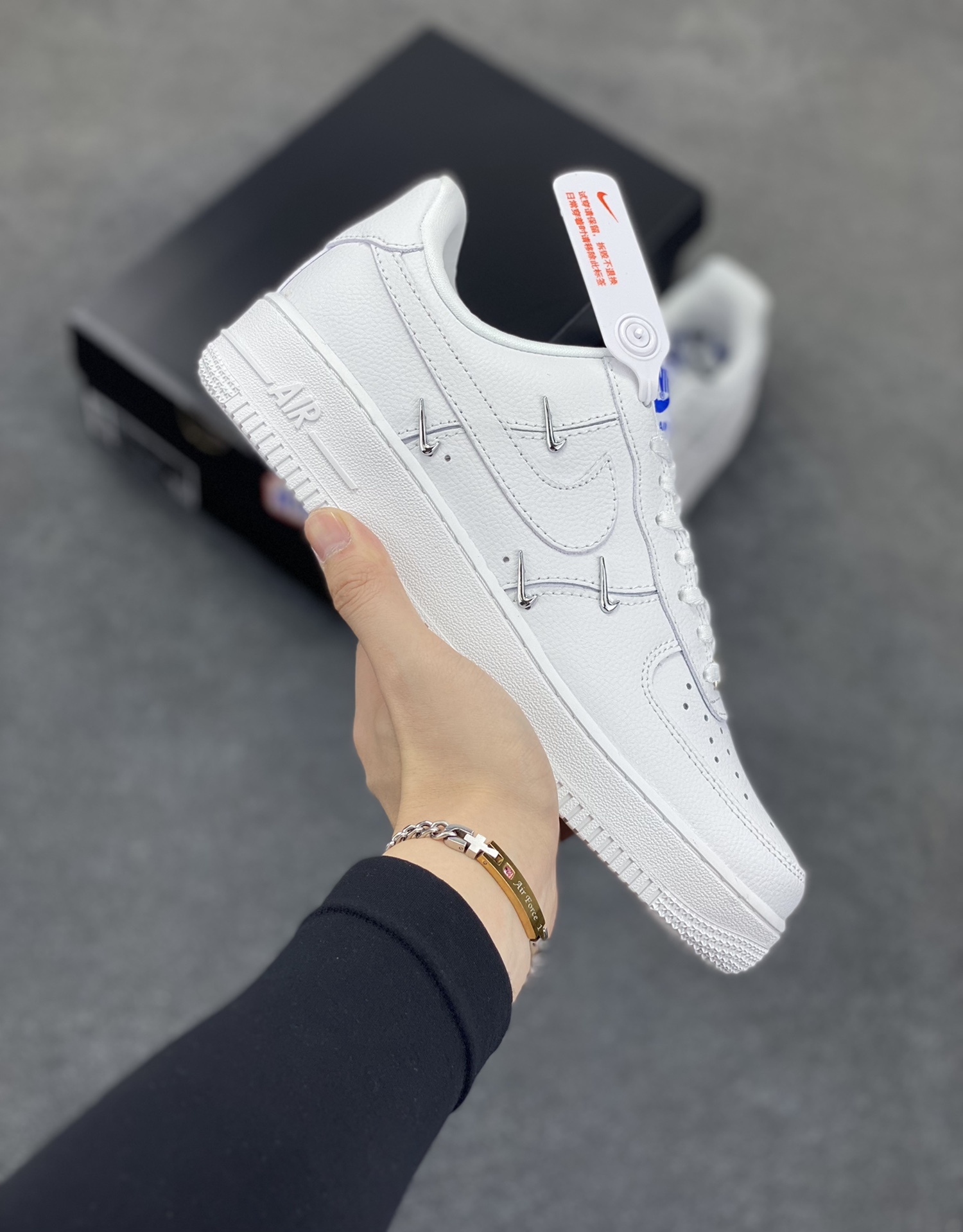 福利特价 Nike Air Force 1 Low 联名小银勾 空军一号低帮运动休闲板鞋 官方同步 原装级别 原楦头原纸板 打造纯正空军版型#专注外贸渠道 全掌内置蜂窝气垫 #原盒配件 原厂中底钢印、拉帮完美 货号：CT1990-100 尺码：36 36.5 37.5 38 38.5 39 40 40.5 41 42 42.5 43 44 44.5 45-选品中心