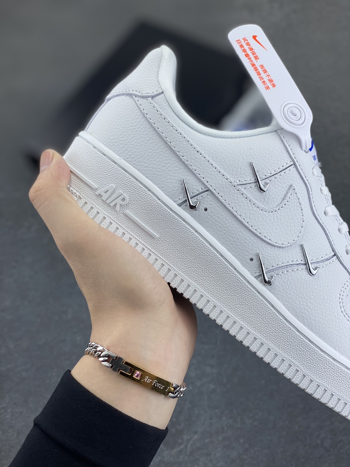 图片[6]-福利特价 Nike Air Force 1 Low 联名小银勾 空军一号低帮运动休闲板鞋 官方同步 原装级别 原楦头原纸板 打造纯正空军版型#专注外贸渠道 全掌内置蜂窝气垫 #原盒配件 原厂中底钢印、拉帮完美 货号：CT1990-100 尺码：36 36.5 37.5 38 38.5 39 40 40.5 41 42 42.5 43 44 44.5 45-选品中心