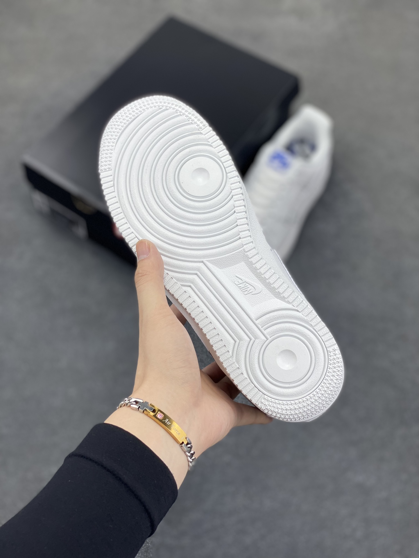 图片[5]-福利特价 Nike Air Force 1 Low 联名小银勾 空军一号低帮运动休闲板鞋 官方同步 原装级别 原楦头原纸板 打造纯正空军版型#专注外贸渠道 全掌内置蜂窝气垫 #原盒配件 原厂中底钢印、拉帮完美 货号：CT1990-100 尺码：36 36.5 37.5 38 38.5 39 40 40.5 41 42 42.5 43 44 44.5 45-选品中心