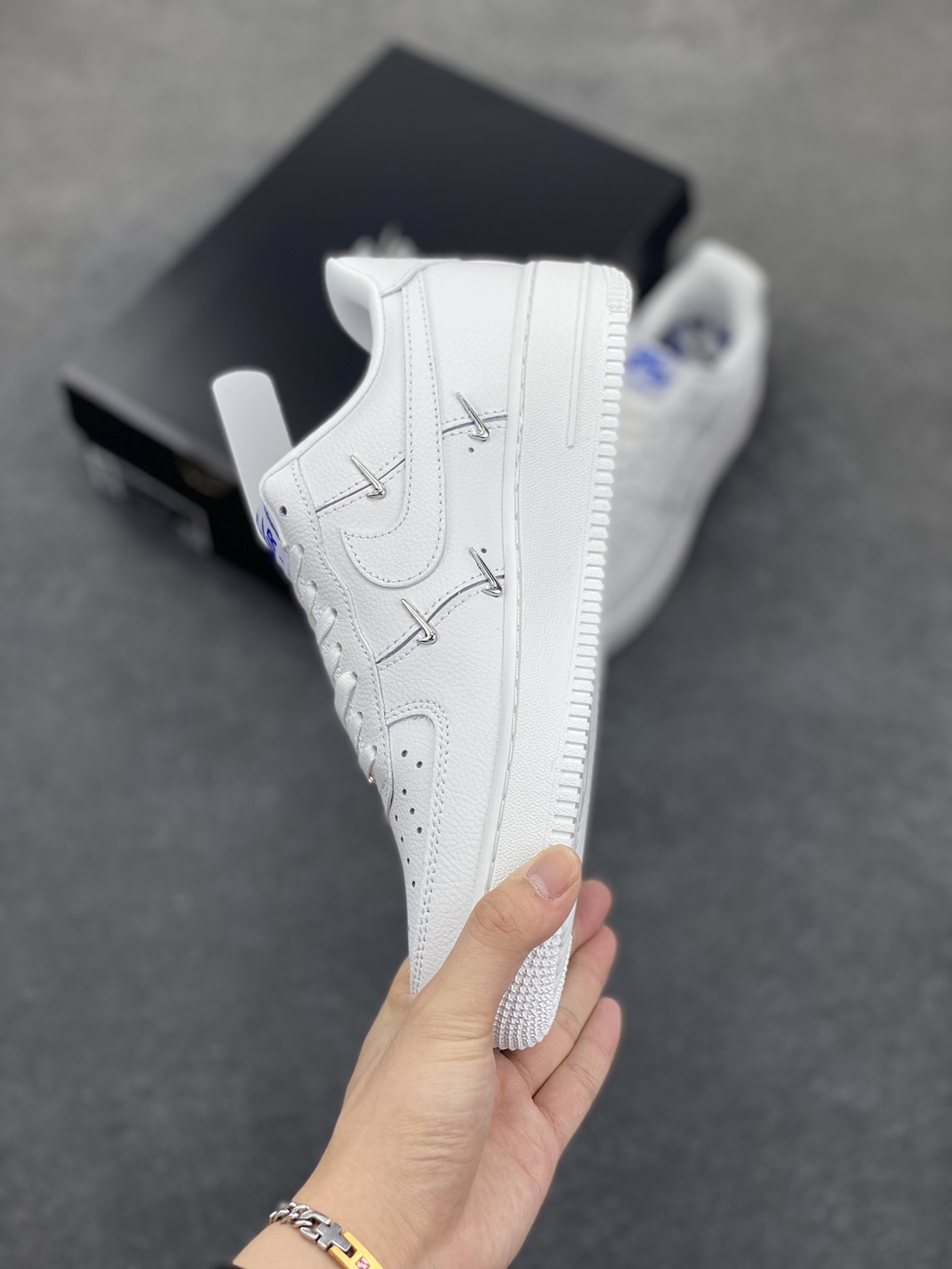 图片[3]-福利特价 Nike Air Force 1 Low 联名小银勾 空军一号低帮运动休闲板鞋 官方同步 原装级别 原楦头原纸板 打造纯正空军版型#专注外贸渠道 全掌内置蜂窝气垫 #原盒配件 原厂中底钢印、拉帮完美 货号：CT1990-100 尺码：36 36.5 37.5 38 38.5 39 40 40.5 41 42 42.5 43 44 44.5 45-选品中心