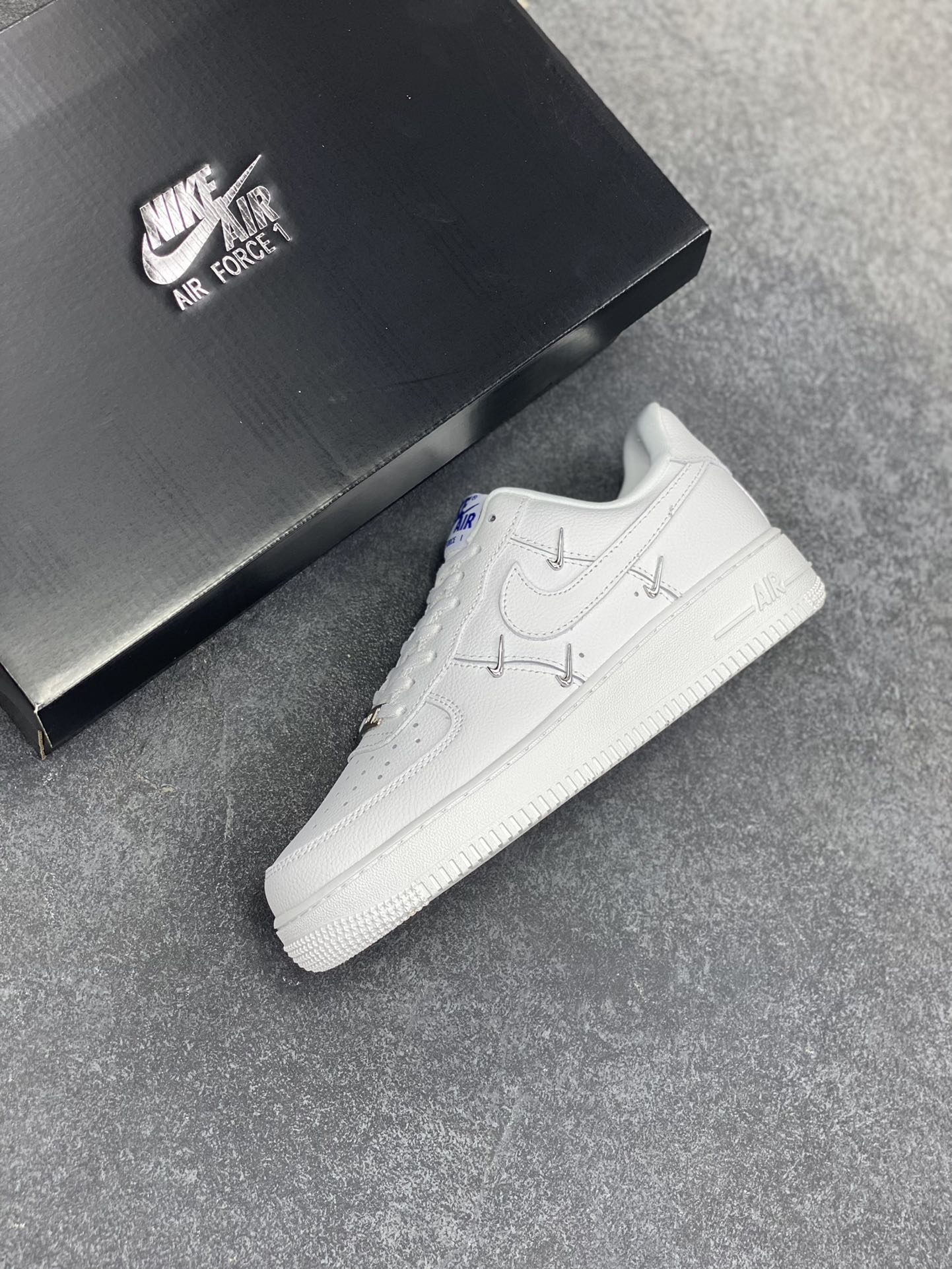 图片[7]-福利特价 Nike Air Force 1 Low 联名小银勾 空军一号低帮运动休闲板鞋 官方同步 原装级别 原楦头原纸板 打造纯正空军版型#专注外贸渠道 全掌内置蜂窝气垫 #原盒配件 原厂中底钢印、拉帮完美 货号：CT1990-100 尺码：36 36.5 37.5 38 38.5 39 40 40.5 41 42 42.5 43 44 44.5 45-选品中心