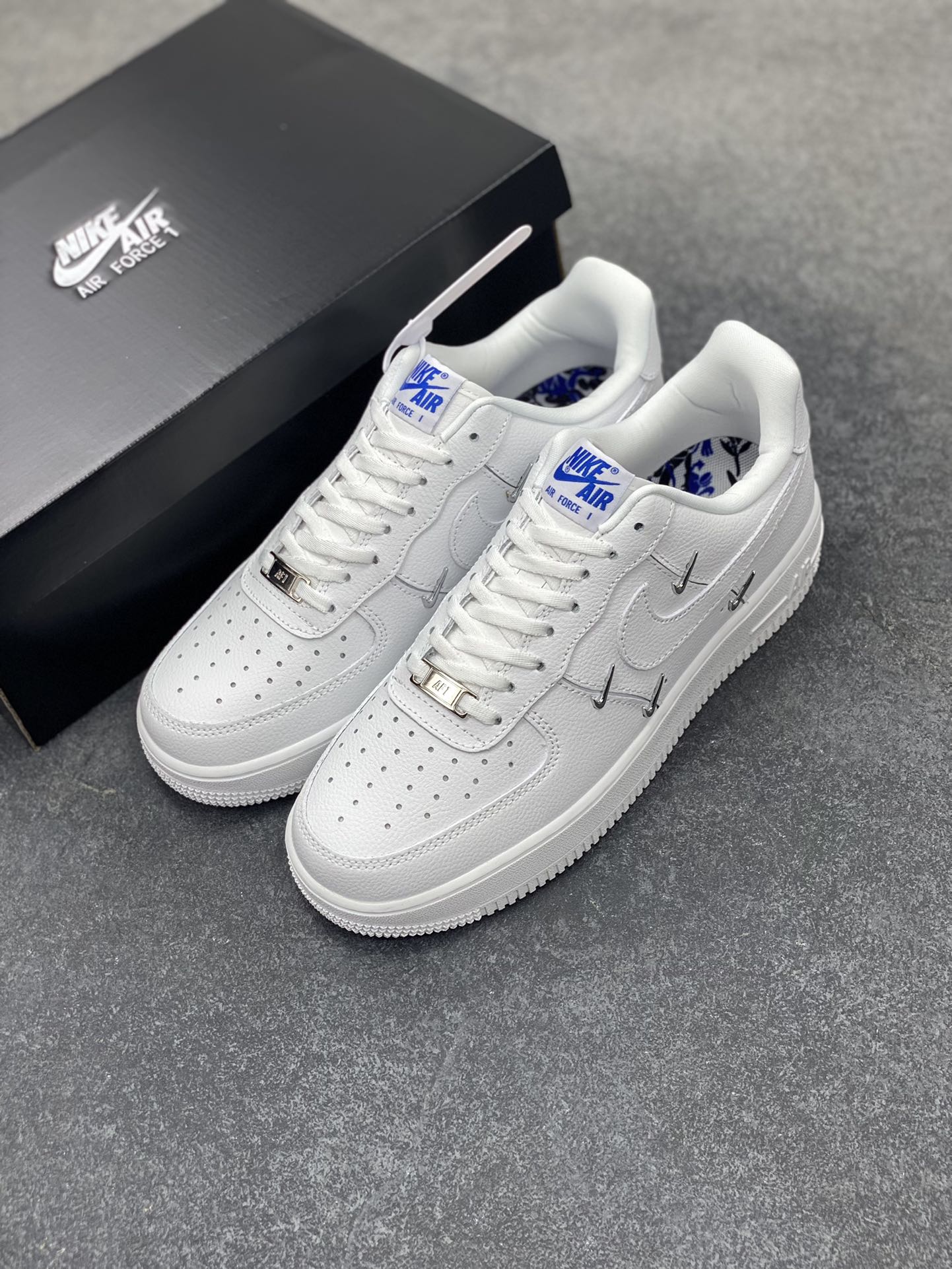 图片[8]-福利特价 Nike Air Force 1 Low 联名小银勾 空军一号低帮运动休闲板鞋 官方同步 原装级别 原楦头原纸板 打造纯正空军版型#专注外贸渠道 全掌内置蜂窝气垫 #原盒配件 原厂中底钢印、拉帮完美 货号：CT1990-100 尺码：36 36.5 37.5 38 38.5 39 40 40.5 41 42 42.5 43 44 44.5 45-选品中心