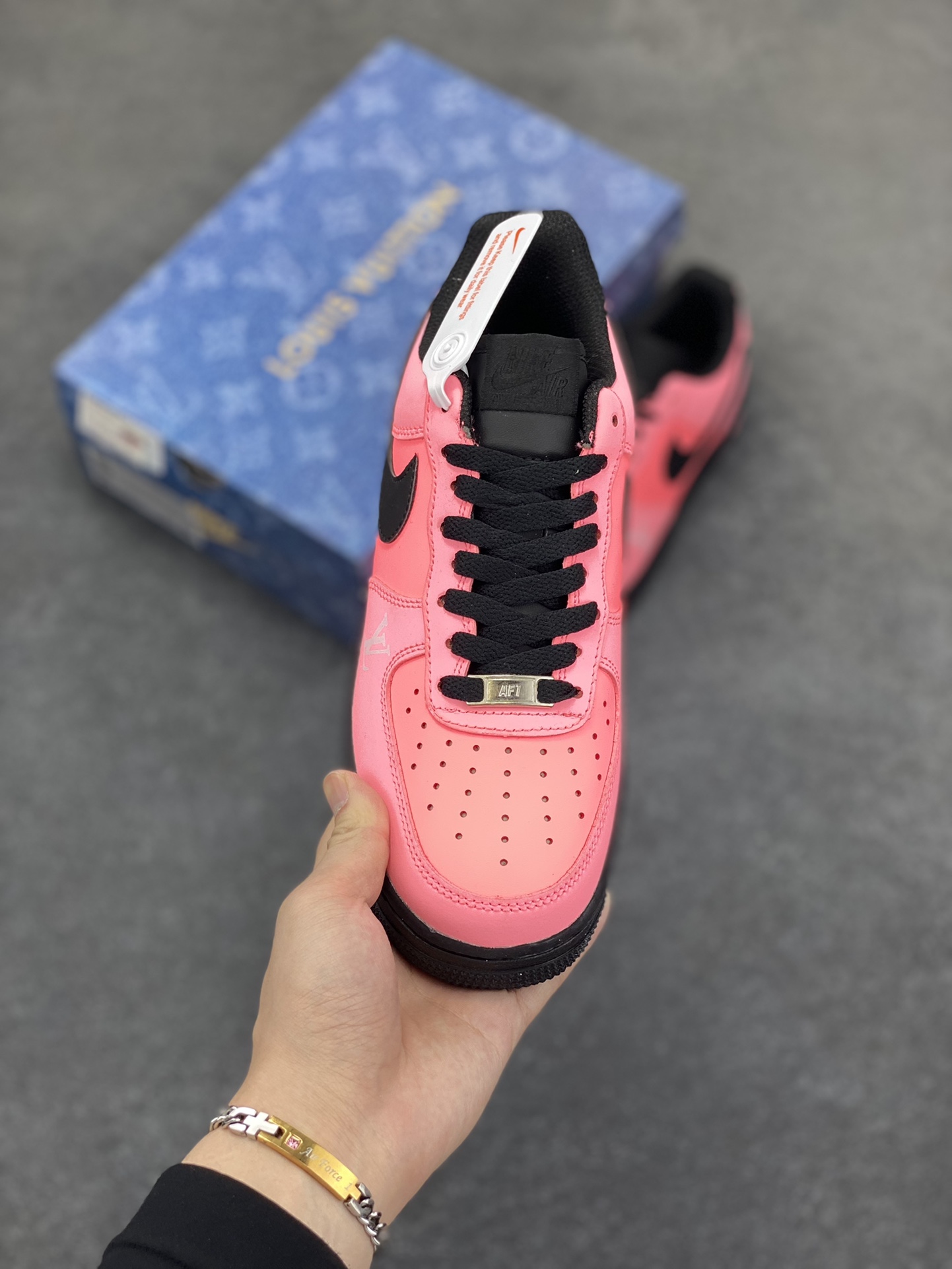 图片[2]-Nike Air Force 1 Low 空军一号低帮百搭休闲运动板鞋。柔软、弹性十足的缓震性能和出色的中底设计，横跨复古与现代的外型结合，造就出风靡全球三十多年的Force 1，直到今天还深受青睐。 货号：808788-623 尺码：36 36.5 37.5 38 38.5 39 40 40.5 41 42 42.5 43 44 44.5 45-选品中心