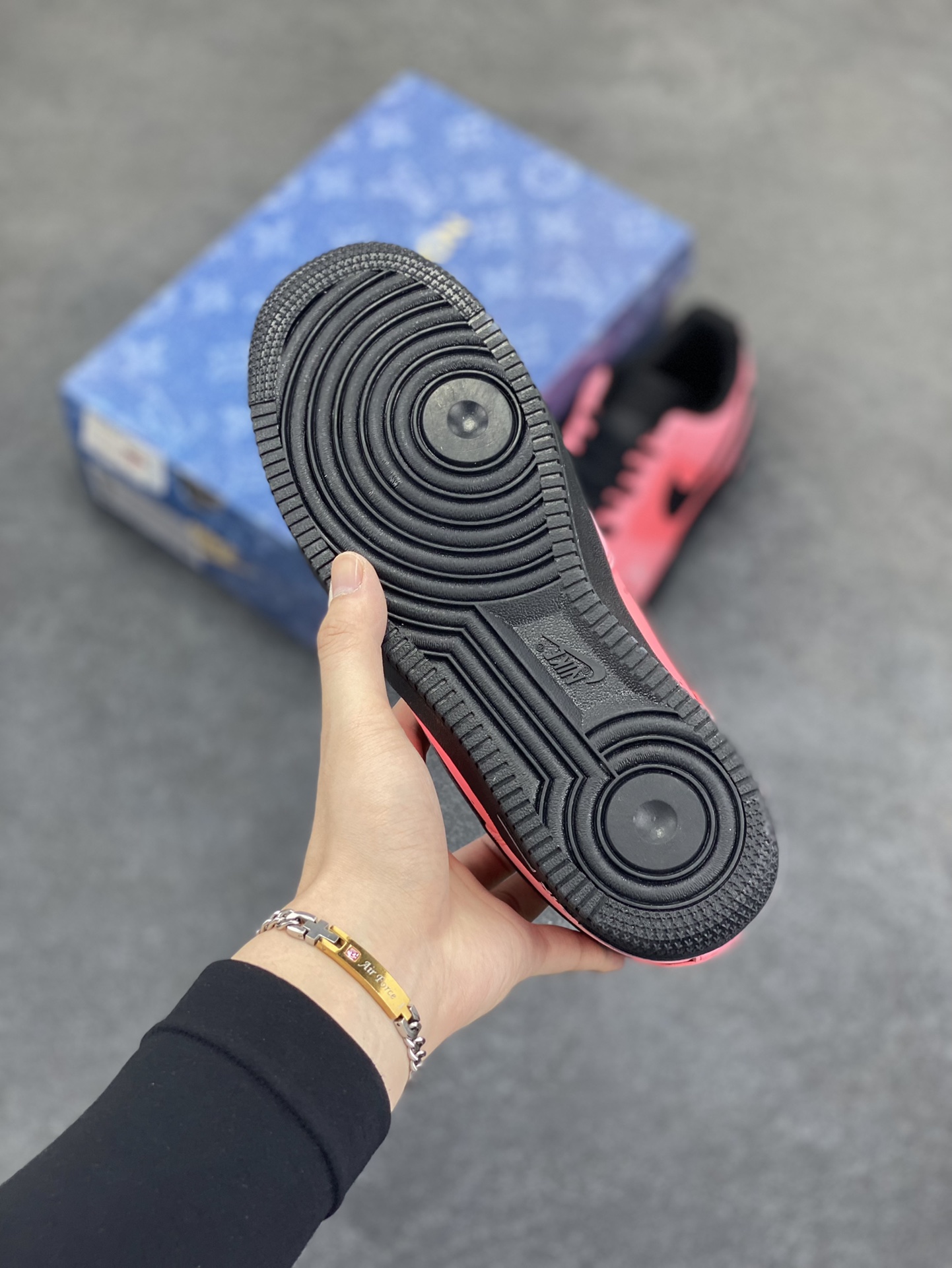 图片[5]-Nike Air Force 1 Low 空军一号低帮百搭休闲运动板鞋。柔软、弹性十足的缓震性能和出色的中底设计，横跨复古与现代的外型结合，造就出风靡全球三十多年的Force 1，直到今天还深受青睐。 货号：808788-623 尺码：36 36.5 37.5 38 38.5 39 40 40.5 41 42 42.5 43 44 44.5 45-选品中心