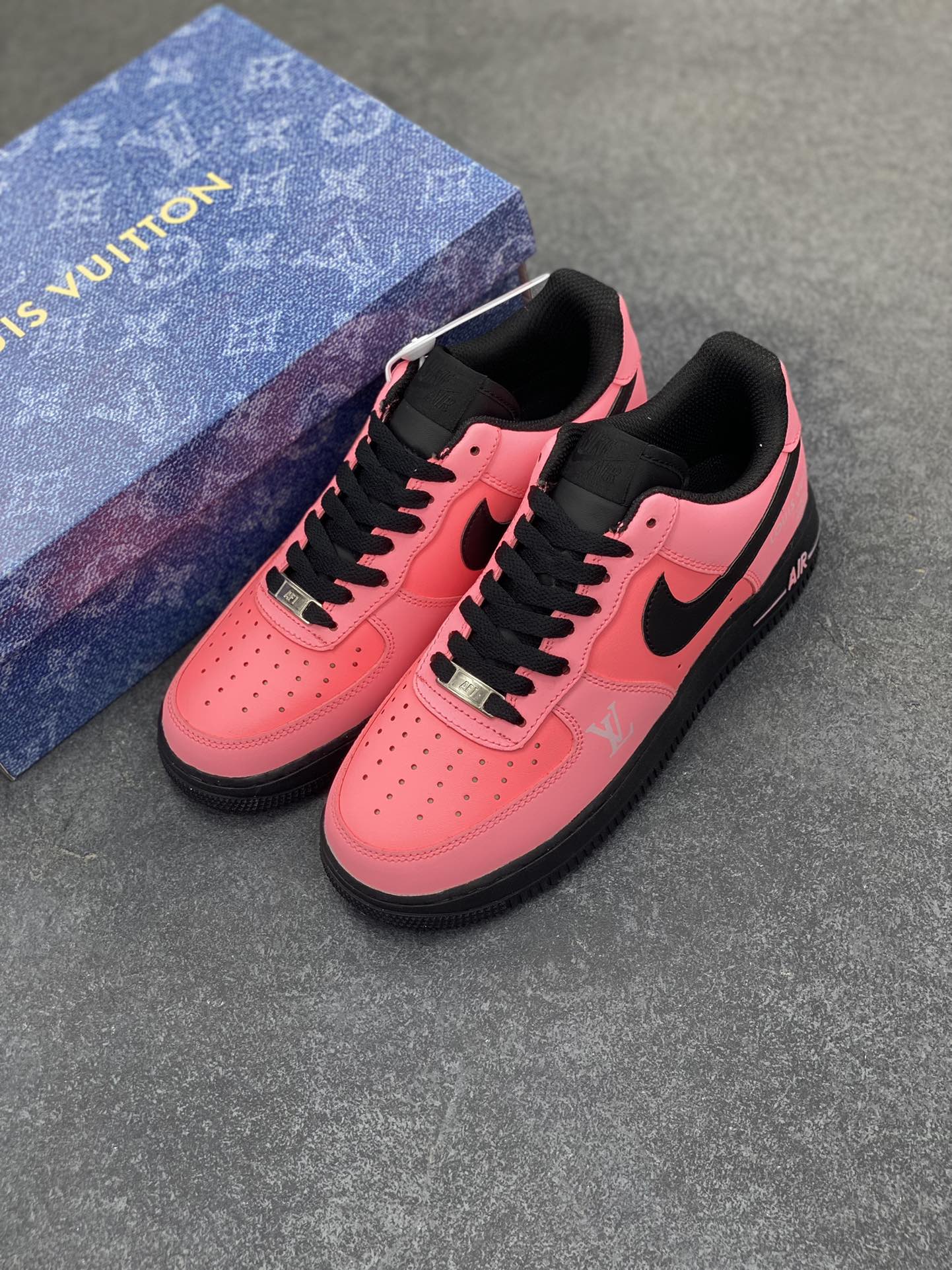 图片[8]-Nike Air Force 1 Low 空军一号低帮百搭休闲运动板鞋。柔软、弹性十足的缓震性能和出色的中底设计，横跨复古与现代的外型结合，造就出风靡全球三十多年的Force 1，直到今天还深受青睐。 货号：808788-623 尺码：36 36.5 37.5 38 38.5 39 40 40.5 41 42 42.5 43 44 44.5 45-选品中心