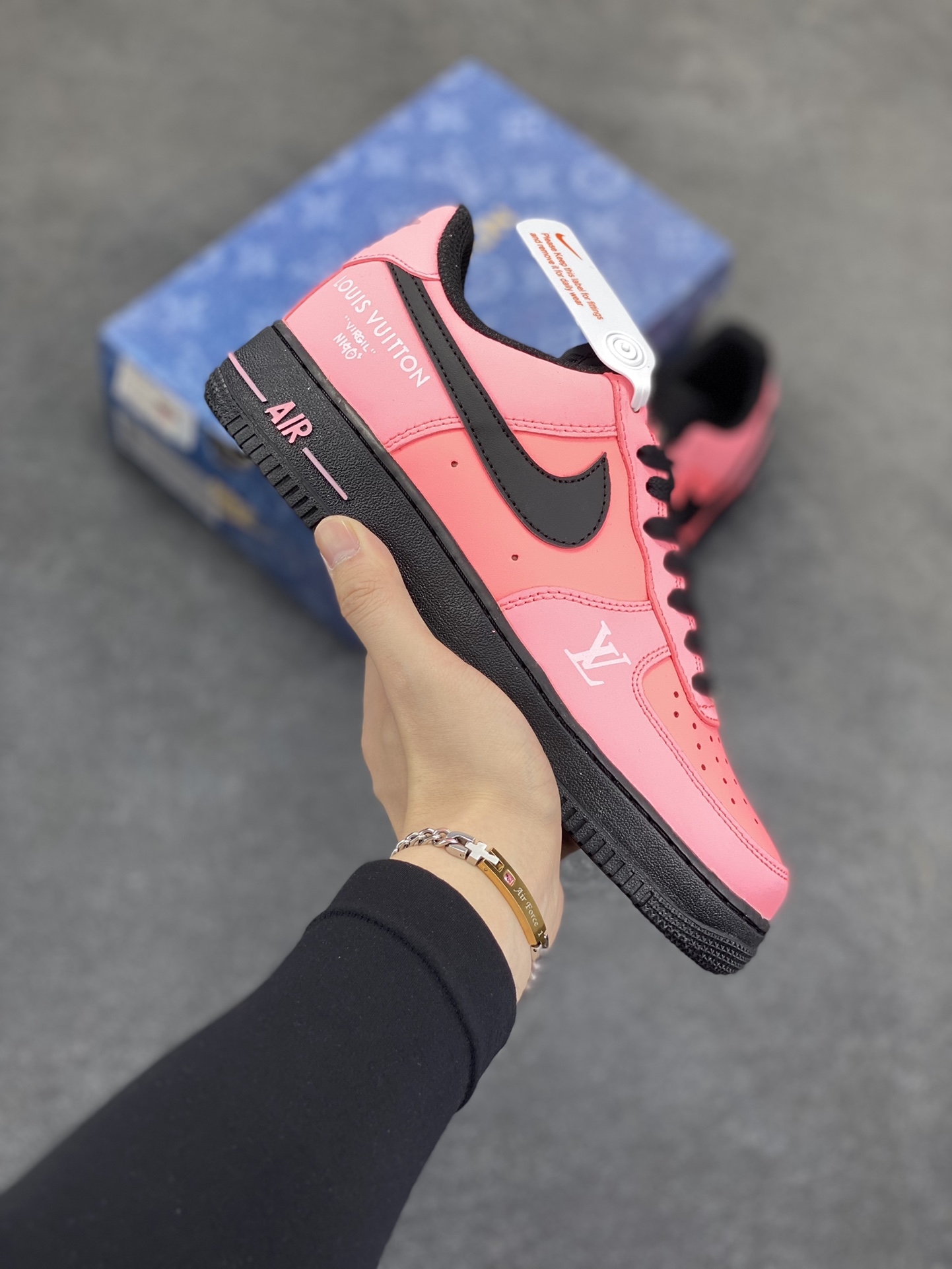 Nike Air Force 1 Low 空军一号低帮百搭休闲运动板鞋。柔软、弹性十足的缓震性能和出色的中底设计,横跨复古与现代的外型结合,造就出风靡全球三十多年的Force 1,直到今天还深受青睐。 货号:808788-623 尺码:36 36.5 37.5 38 38.5 39 40 40.5 41 42 42.5 43 44 44.5 45-选品中心