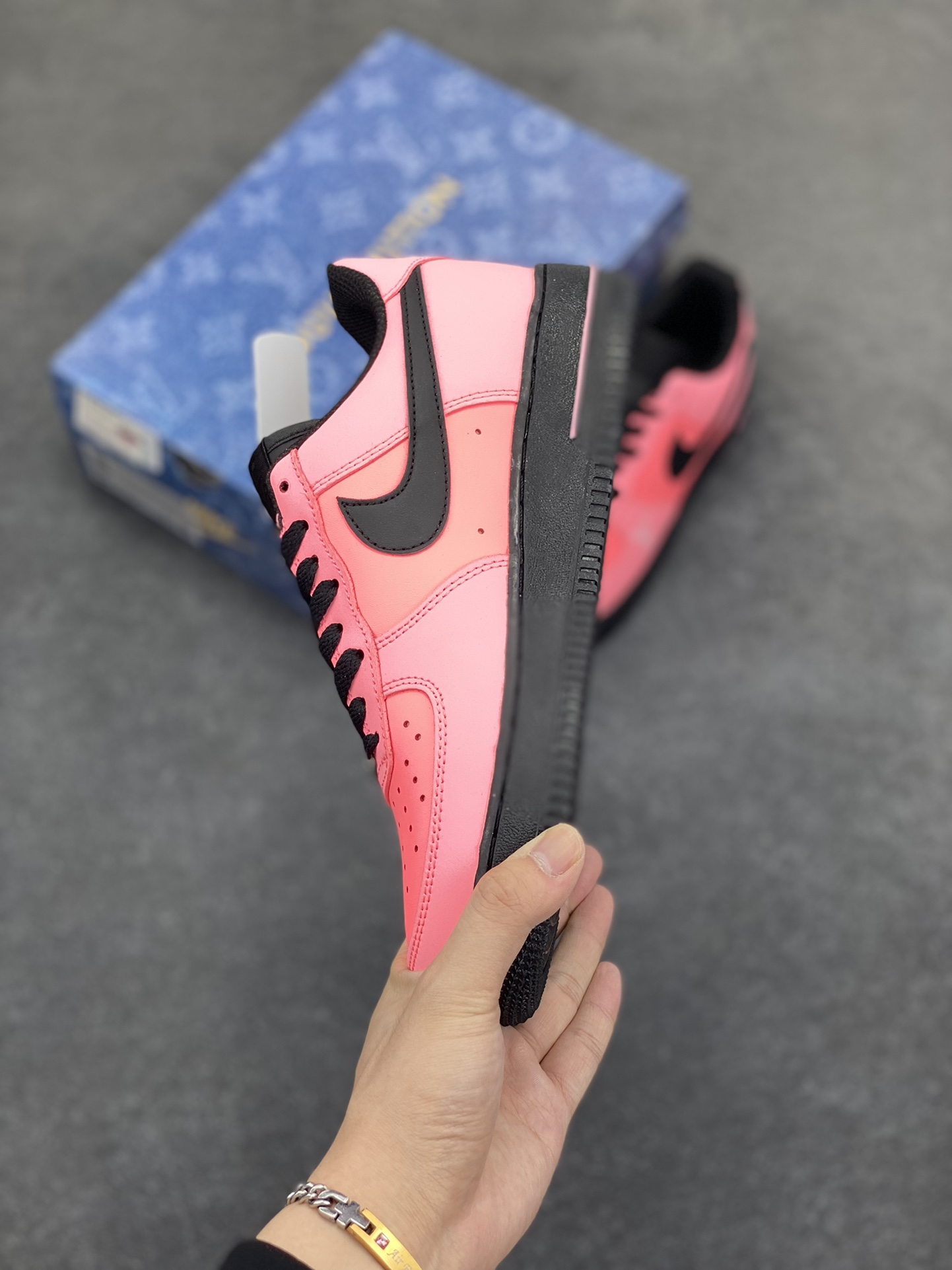 图片[3]-Nike Air Force 1 Low 空军一号低帮百搭休闲运动板鞋。柔软、弹性十足的缓震性能和出色的中底设计，横跨复古与现代的外型结合，造就出风靡全球三十多年的Force 1，直到今天还深受青睐。 货号：808788-623 尺码：36 36.5 37.5 38 38.5 39 40 40.5 41 42 42.5 43 44 44.5 45-选品中心