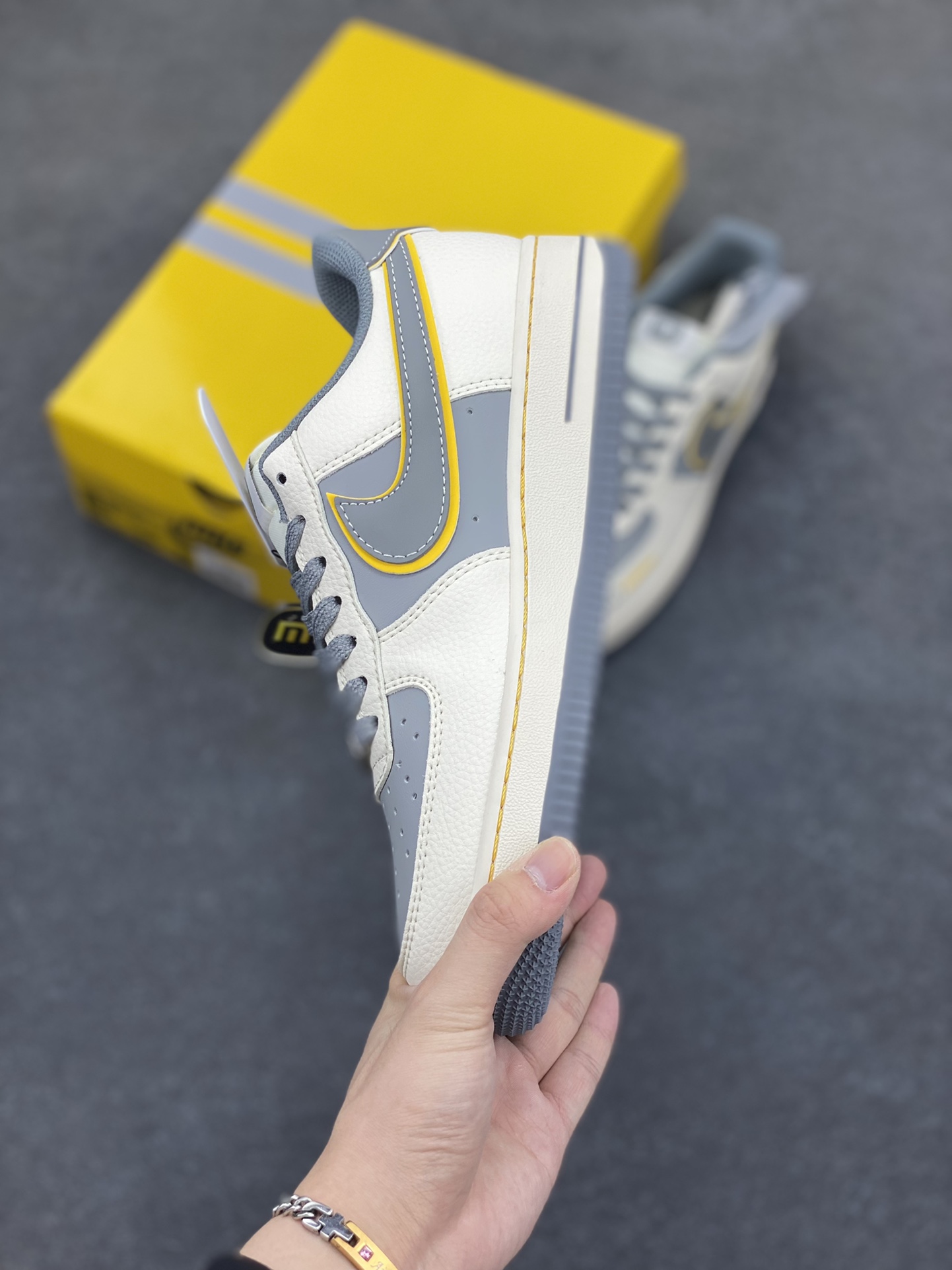 图片[3]-NIke Air Force 1 \’07 Low “xiaomi联名——寒武岩灰”空军一号 低帮 运动鞋 休闲鞋 折边针车 工艺难度大 原楦头原纸板 原装鞋盒 定制五金配件 内置全掌气垫 原厂鞋底 货号：XX3168-201 尺码：36 36.5 37.5 38 38.5 39 40 40.5 41 42 42.5 43 44 44.5 45-选品中心