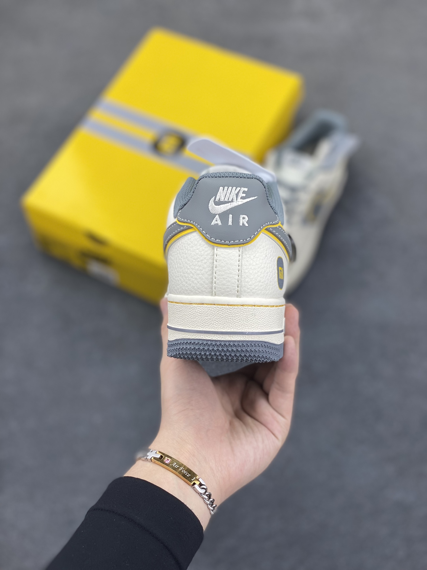 图片[4]-NIke Air Force 1 \’07 Low “xiaomi联名——寒武岩灰”空军一号 低帮 运动鞋 休闲鞋 折边针车 工艺难度大 原楦头原纸板 原装鞋盒 定制五金配件 内置全掌气垫 原厂鞋底 货号：XX3168-201 尺码：36 36.5 37.5 38 38.5 39 40 40.5 41 42 42.5 43 44 44.5 45-选品中心