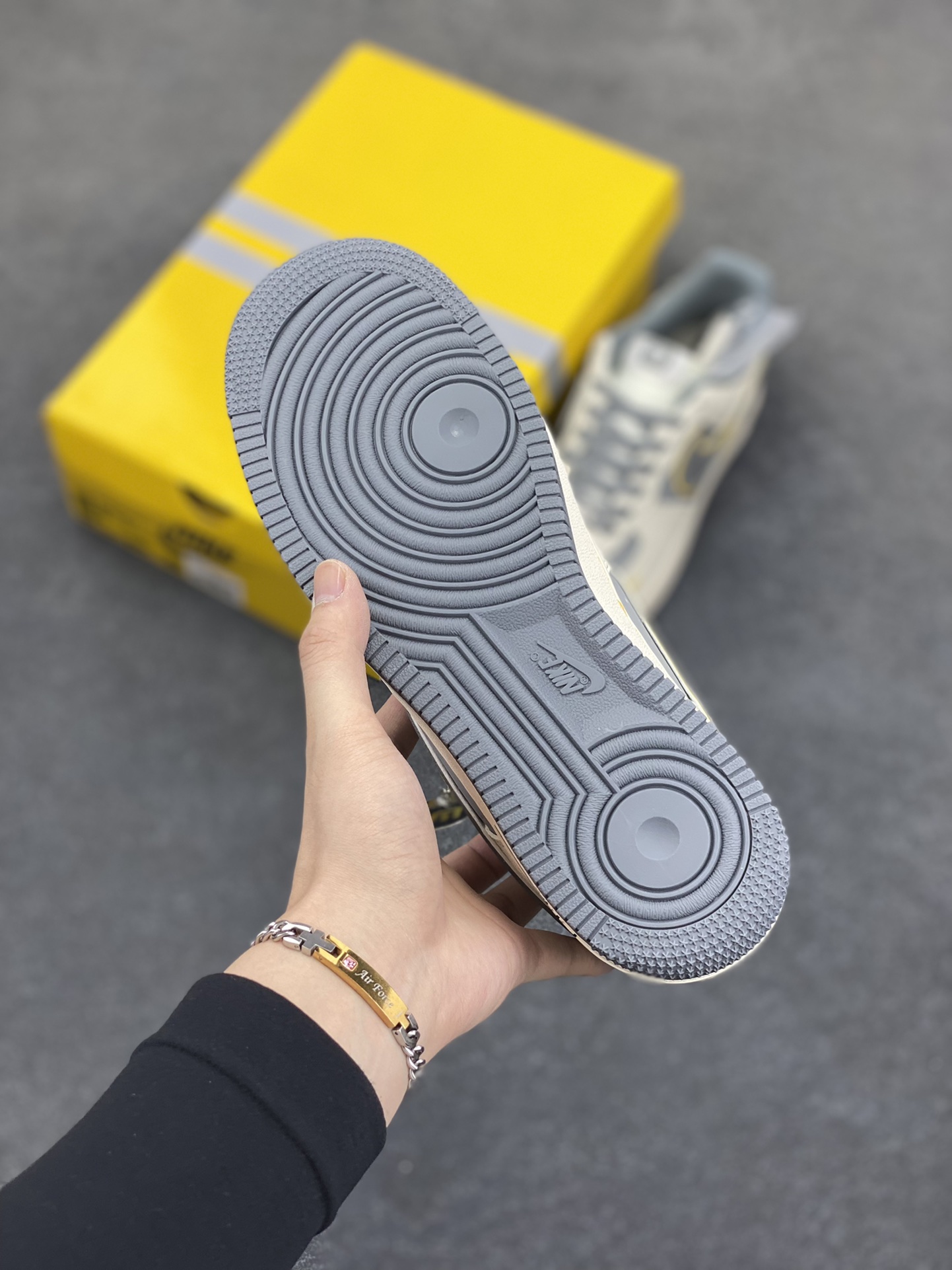 图片[5]-NIke Air Force 1 \’07 Low “xiaomi联名——寒武岩灰”空军一号 低帮 运动鞋 休闲鞋 折边针车 工艺难度大 原楦头原纸板 原装鞋盒 定制五金配件 内置全掌气垫 原厂鞋底 货号：XX3168-201 尺码：36 36.5 37.5 38 38.5 39 40 40.5 41 42 42.5 43 44 44.5 45-选品中心