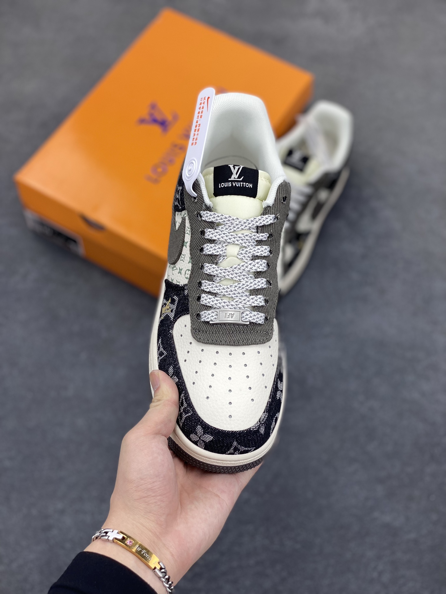 图片[2]-NIke Air Force 1 \’07 Low “LV联名——黑金”空军一号 低帮 运动鞋 休闲鞋 折边针车 工艺难度大 原楦头原纸板 原装鞋盒 定制五金配件 内置全掌气垫 原厂鞋底 货号：JJ2508-703 尺码：36 36.5 37.5 38 38.5 39 40 40.5 41 42 42.5 43 44 44.5 45-选品中心