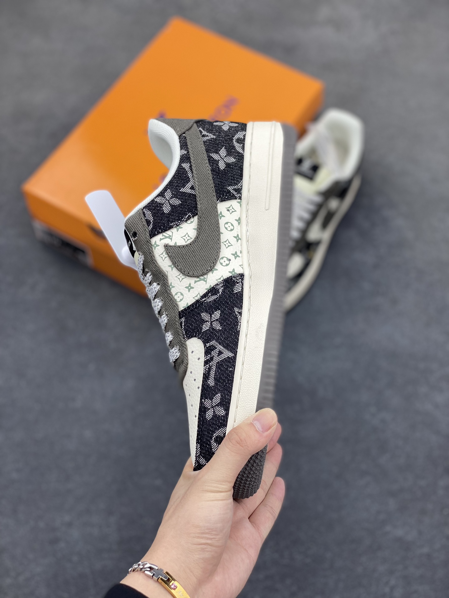 图片[3]-NIke Air Force 1 \’07 Low “LV联名——黑金”空军一号 低帮 运动鞋 休闲鞋 折边针车 工艺难度大 原楦头原纸板 原装鞋盒 定制五金配件 内置全掌气垫 原厂鞋底 货号：JJ2508-703 尺码：36 36.5 37.5 38 38.5 39 40 40.5 41 42 42.5 43 44 44.5 45-选品中心