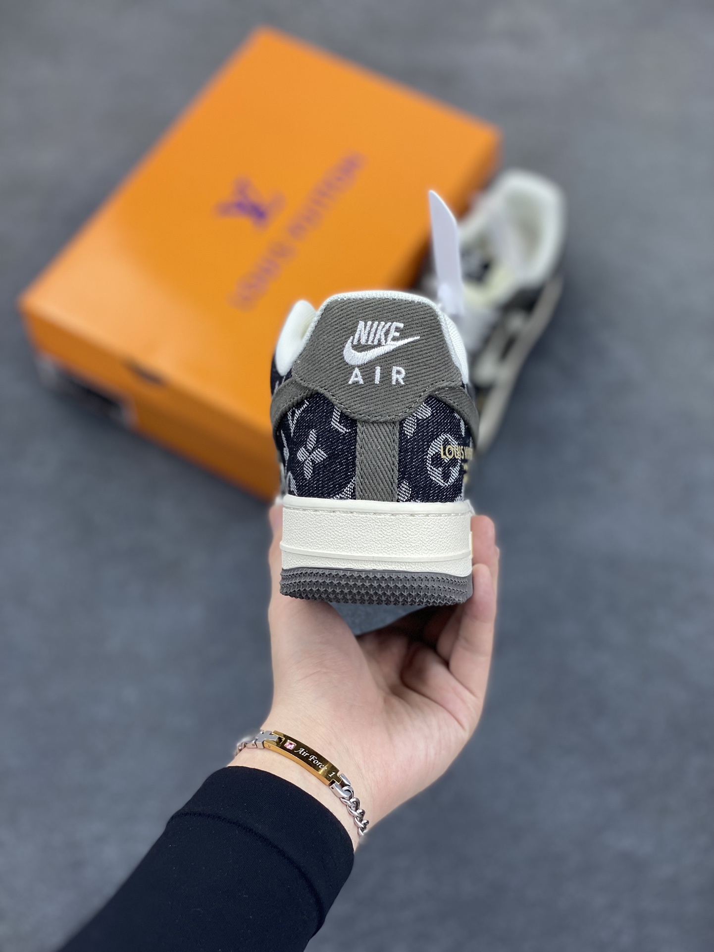 图片[4]-NIke Air Force 1 \’07 Low “LV联名——黑金”空军一号 低帮 运动鞋 休闲鞋 折边针车 工艺难度大 原楦头原纸板 原装鞋盒 定制五金配件 内置全掌气垫 原厂鞋底 货号：JJ2508-703 尺码：36 36.5 37.5 38 38.5 39 40 40.5 41 42 42.5 43 44 44.5 45-选品中心