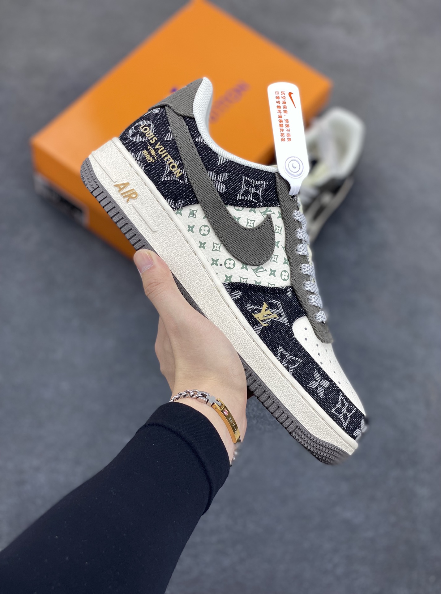 NIke Air Force 1 \’07 Low “LV联名——黑金”空军一号 低帮 运动鞋 休闲鞋 折边针车 工艺难度大 原楦头原纸板 原装鞋盒 定制五金配件 内置全掌气垫 原厂鞋底 货号：JJ2508-703 尺码：36 36.5 37.5 38 38.5 39 40 40.5 41 42 42.5 43 44 44.5 45-选品中心