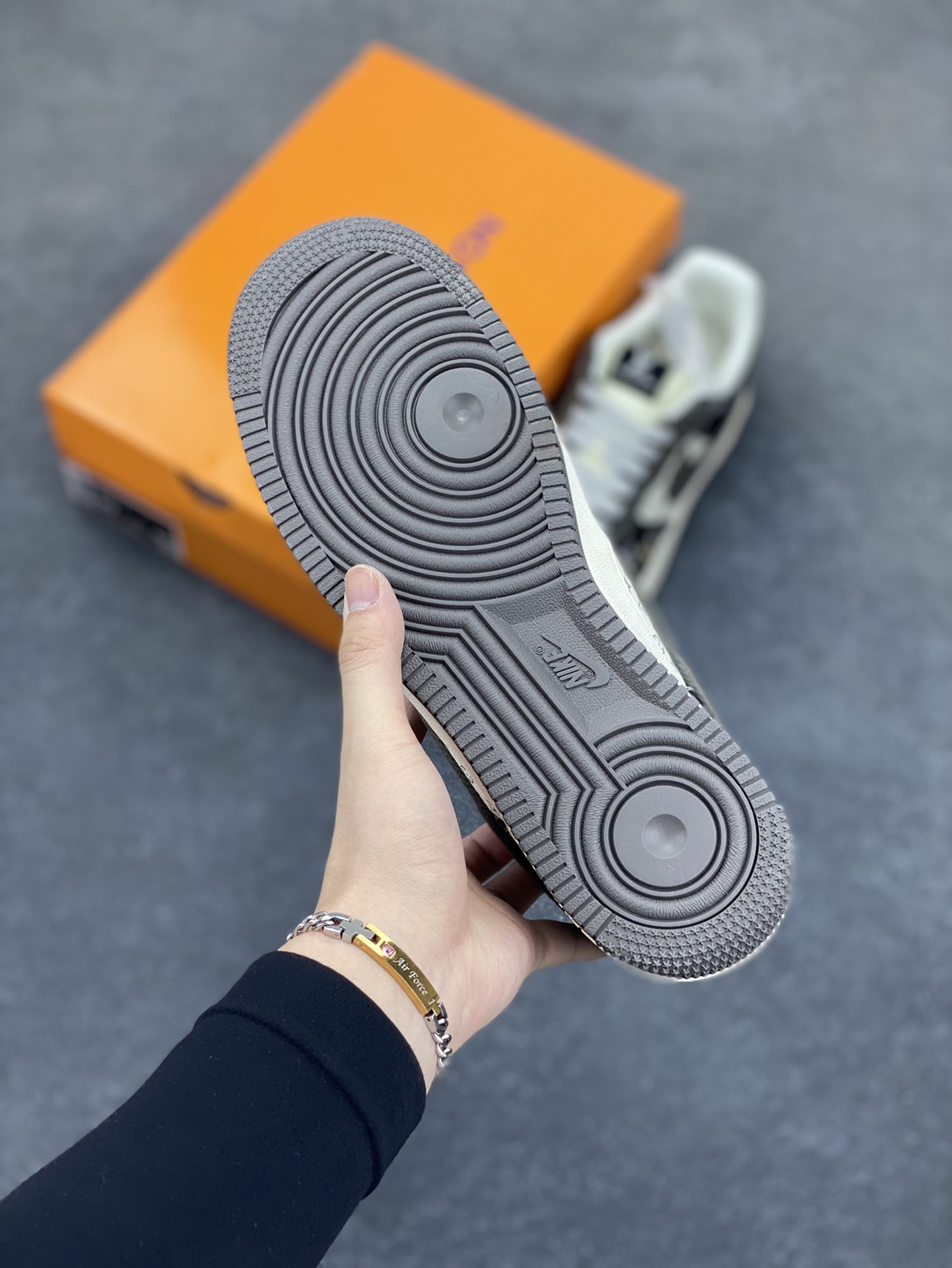 图片[5]-NIke Air Force 1 \’07 Low “LV联名——黑金”空军一号 低帮 运动鞋 休闲鞋 折边针车 工艺难度大 原楦头原纸板 原装鞋盒 定制五金配件 内置全掌气垫 原厂鞋底 货号：JJ2508-703 尺码：36 36.5 37.5 38 38.5 39 40 40.5 41 42 42.5 43 44 44.5 45-选品中心