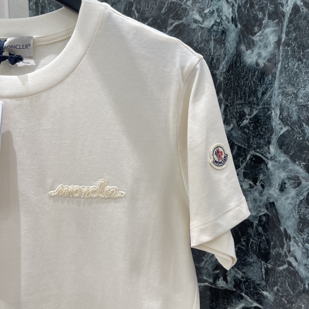 Stylish Tee in Three Colors: High-Quality Women’s Clothing for Versatile Outfits - 图片 6