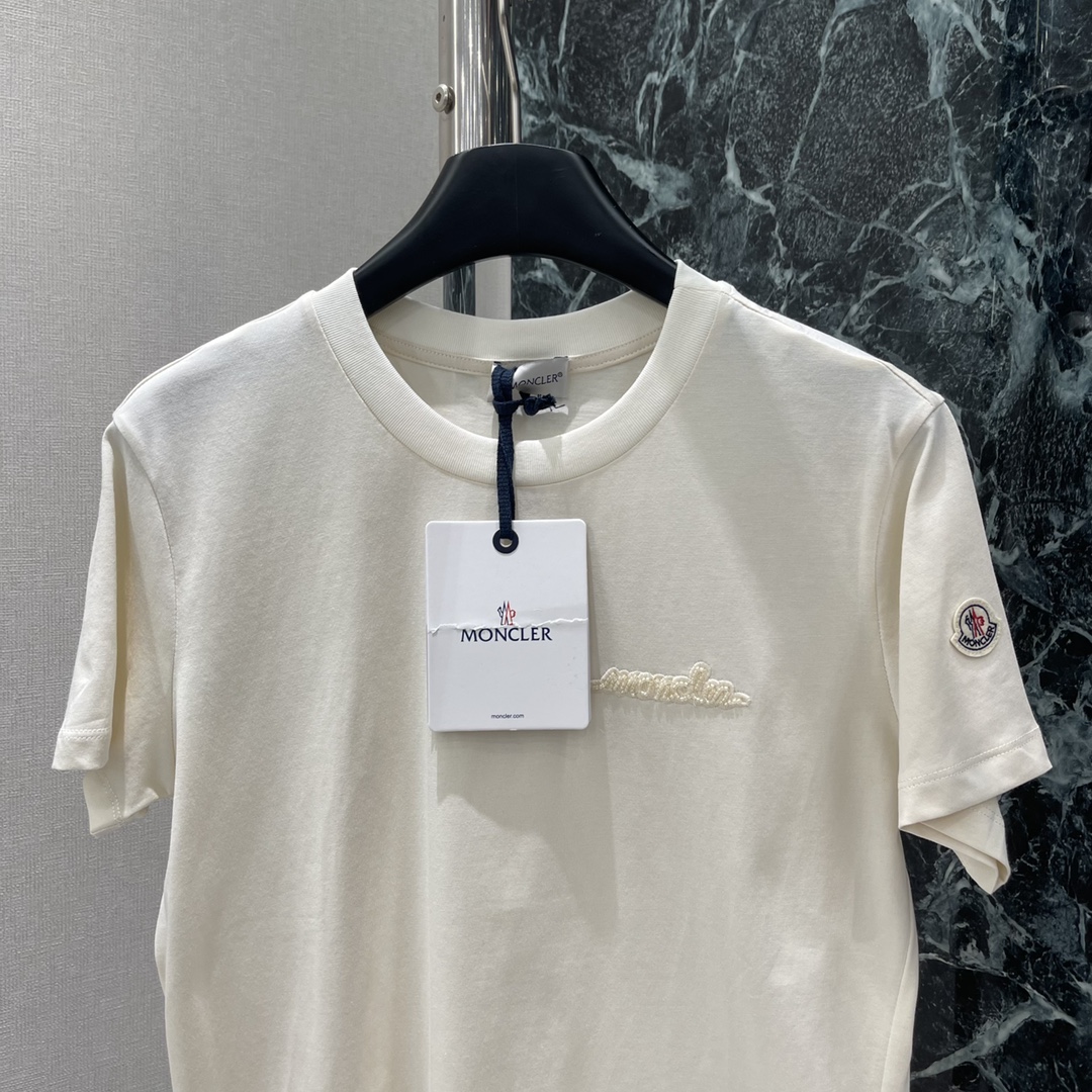 Stylish Tee in Three Colors: High-Quality Women’s Clothing for Versatile Outfits - 图片 5