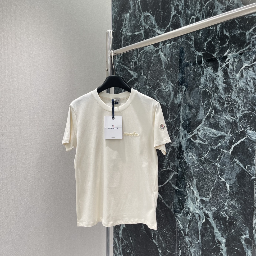 Stylish Tee in Three Colors: High-Quality Women’s Clothing for Versatile Outfits - 图片 4