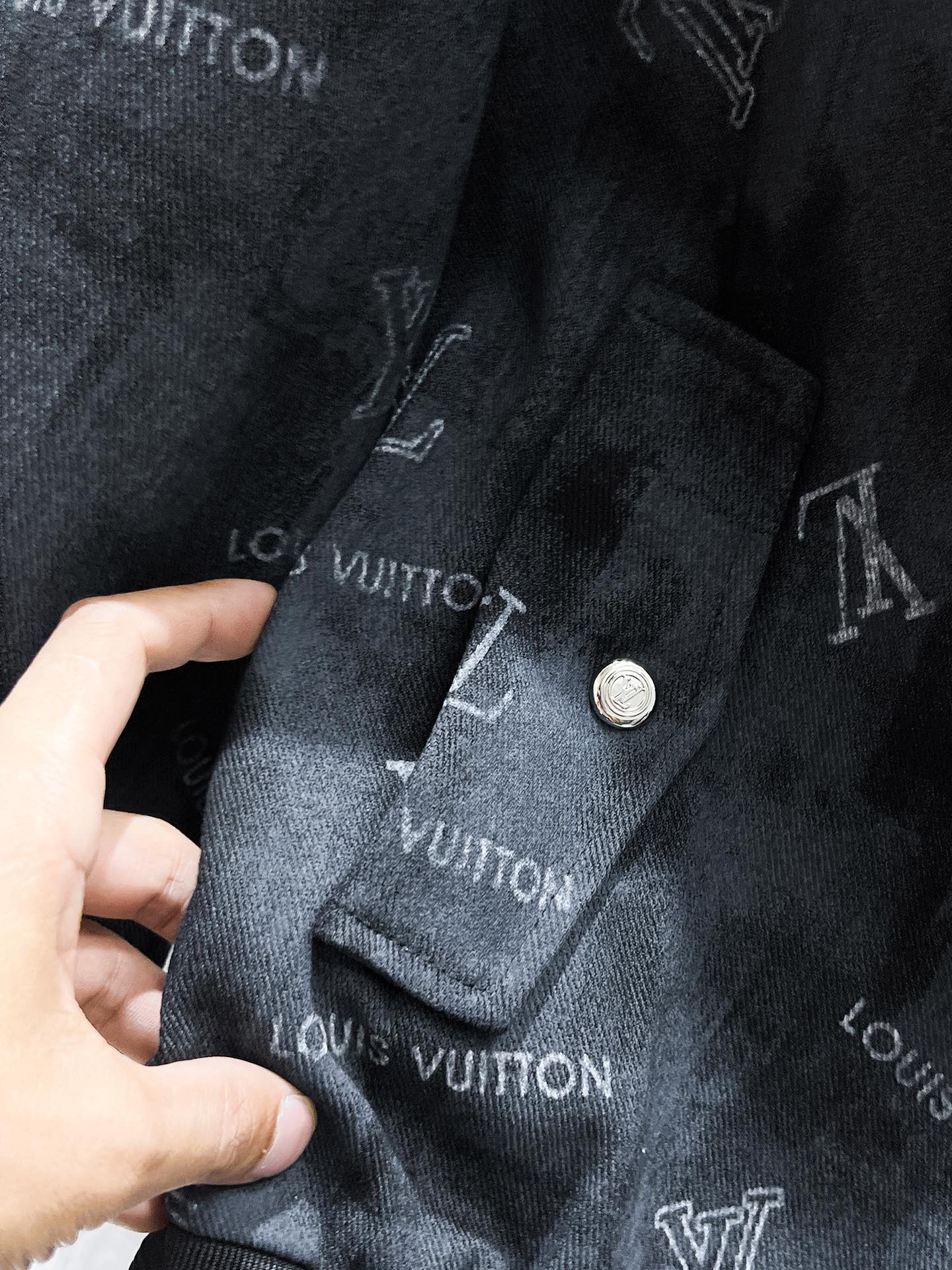 P160  路易威登  LV  2025新款 立领  夹克 外套，高端版本！专柜定制面料 透气舒适度高，细节无可挑剔，品牌元素设计理念，体现高品质。手感细腻柔软！呈现休闲裁剪，上身版型超赞！🐉码数：M-3XL
