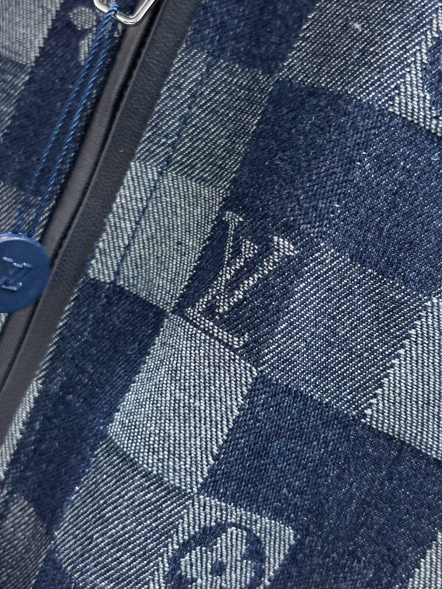 P160  路易威登  LV  2025新款 立领  夹克 外套，高端版本！专柜定制面料 透气舒适度高，细节无可挑剔，品牌元素设计理念，体现高品质。手感细腻柔软！呈现休闲裁剪，上身版型超赞！🐉码数：M-3XL