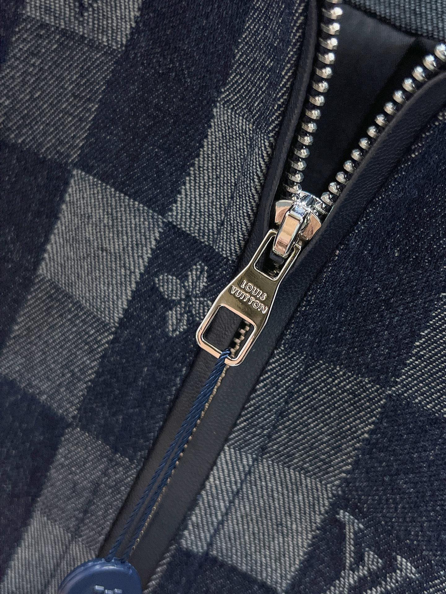 P160  路易威登  LV  2025新款 立领  夹克 外套，高端版本！专柜定制面料 透气舒适度高，细节无可挑剔，品牌元素设计理念，体现高品质。手感细腻柔软！呈现休闲裁剪，上身版型超赞！🐉码数：M-3XL