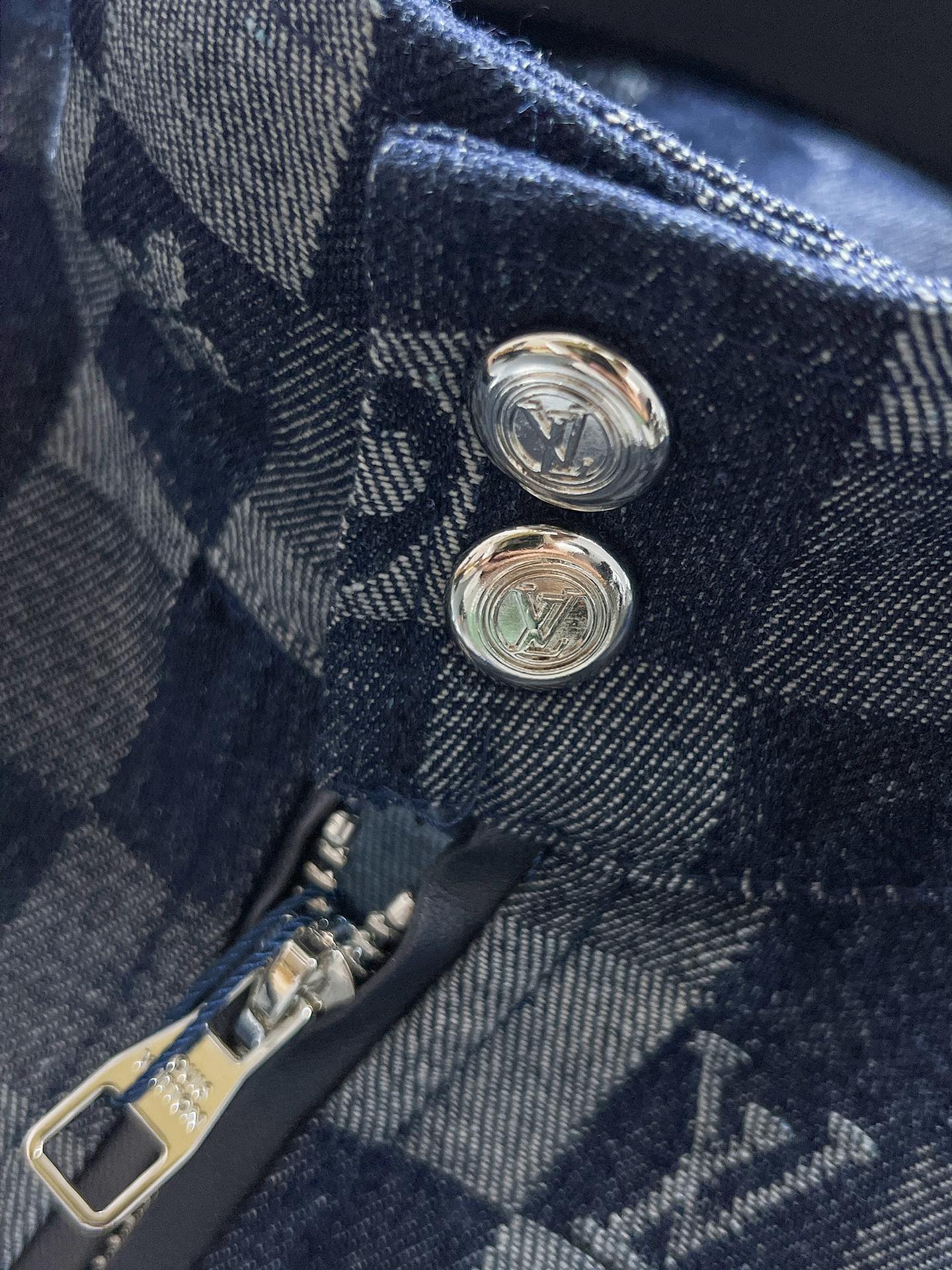 P160  路易威登  LV  2025新款 立领  夹克 外套，高端版本！专柜定制面料 透气舒适度高，细节无可挑剔，品牌元素设计理念，体现高品质。手感细腻柔软！呈现休闲裁剪，上身版型超赞！🐉码数：M-3XL