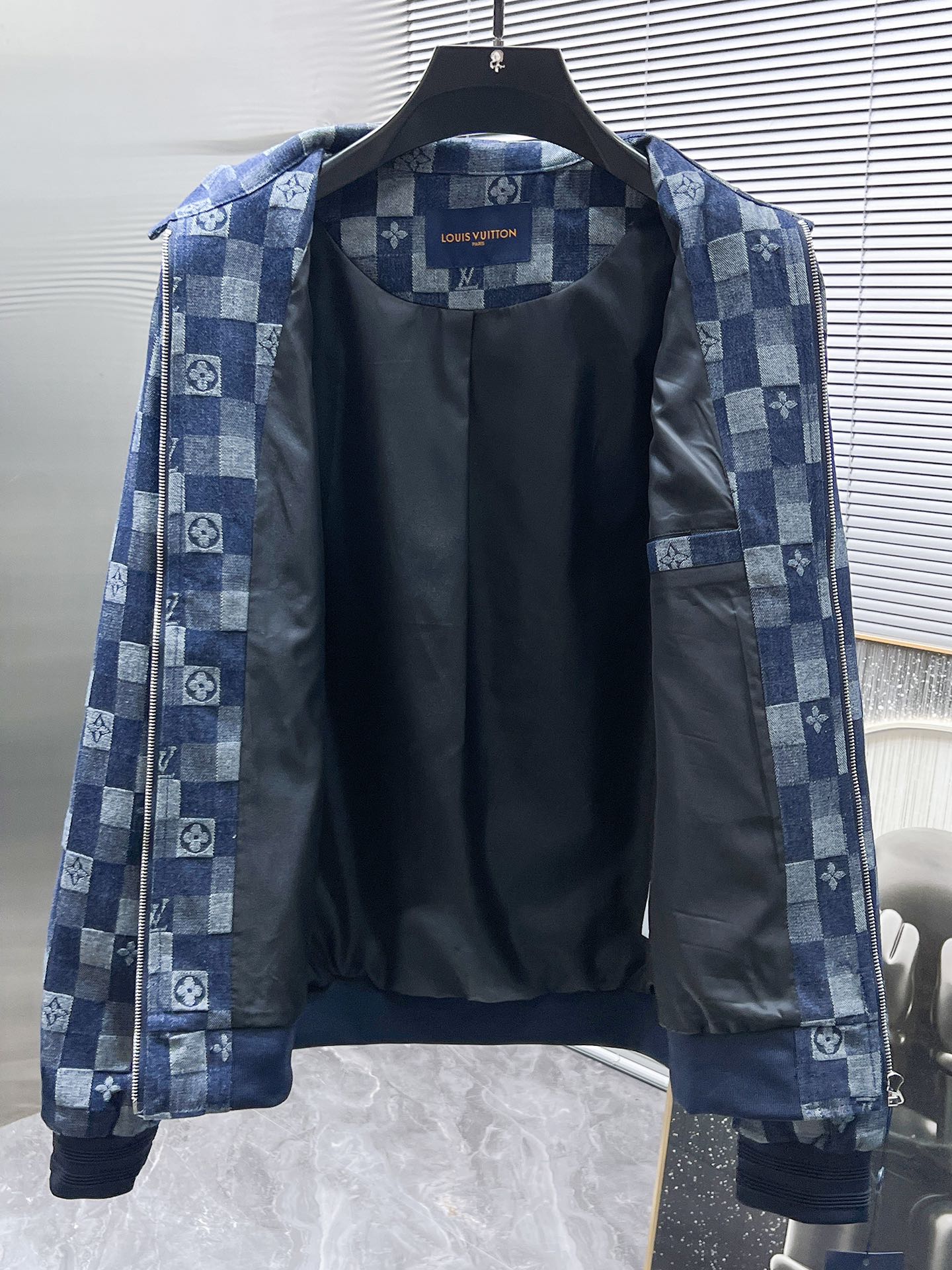P160  路易威登  LV  2025新款 立领  夹克 外套，高端版本！专柜定制面料 透气舒适度高，细节无可挑剔，品牌元素设计理念，体现高品质。手感细腻柔软！呈现休闲裁剪，上身版型超赞！🐉码数：M-3XL