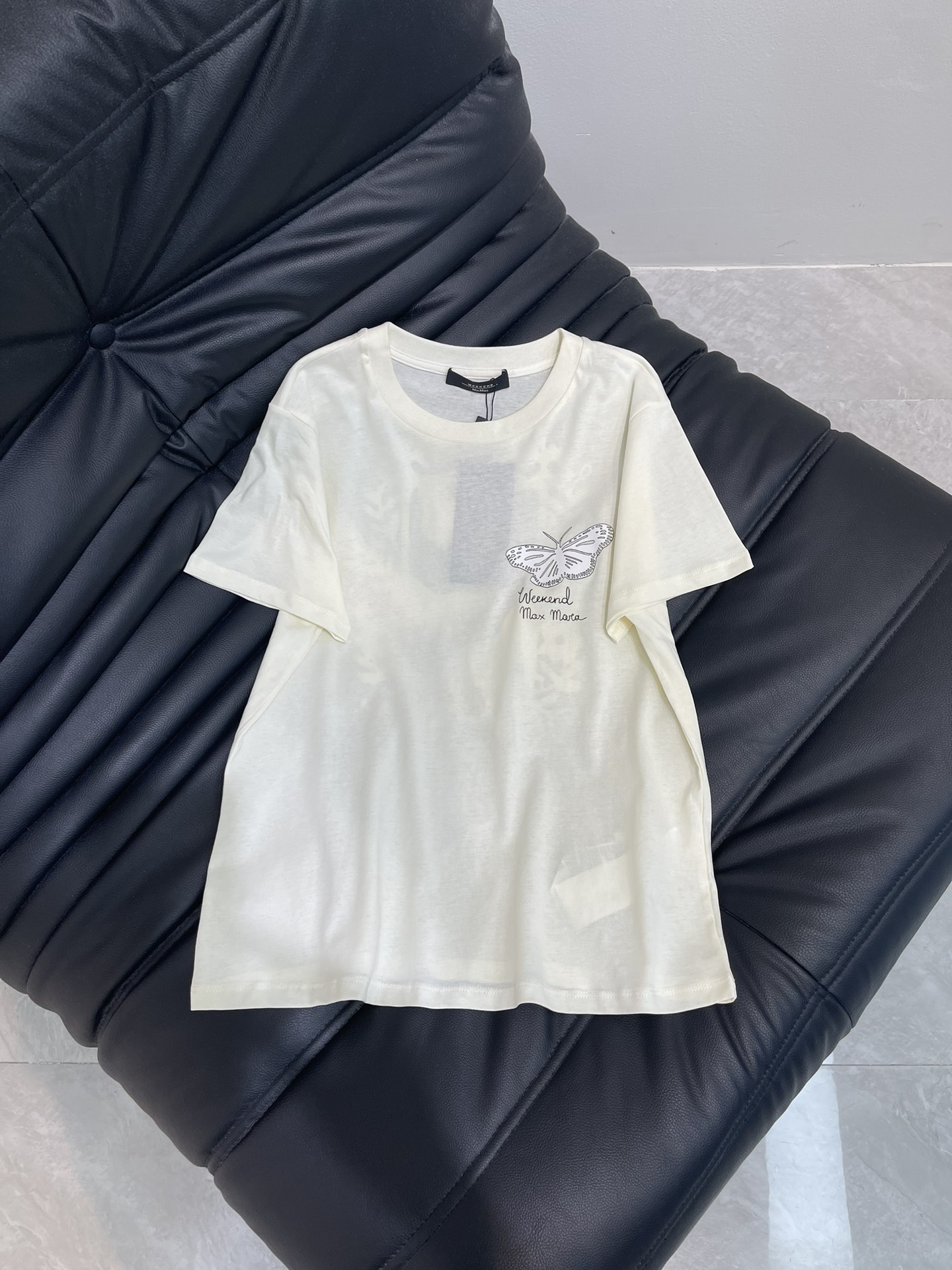 NO:422769,Max Mar*25 spring and summer new butterfly floral print short-sleeved T-shirt decorated with high-quality craftsmanship exquisite, elegant, refined, refined, refined, age-reducing and soft. A ready-to-wear craftsmanship is cumbersome and time-consuming. Presenting a quality item. The upper body is fashionable and fashionable. The color is refreshing and age-reducing. Recommended to buy Customized surface accessories. Accurate version SML,,T-shirt,tees,t-shirt,alexander wang19860909Max Mar*25春夏新品蝴蝶花卉印花短袖T恤 饰以高品质工艺 精致 清雅 脱俗 减龄柔美 一件成衣工艺繁琐耗时 呈现品质单品 上身洋气时髦 颜色清爽减龄 推荐入手 定制面辅料 认准版本 SML,,T-shirt,tees，t-shirt,alexander wang,Women's clothing